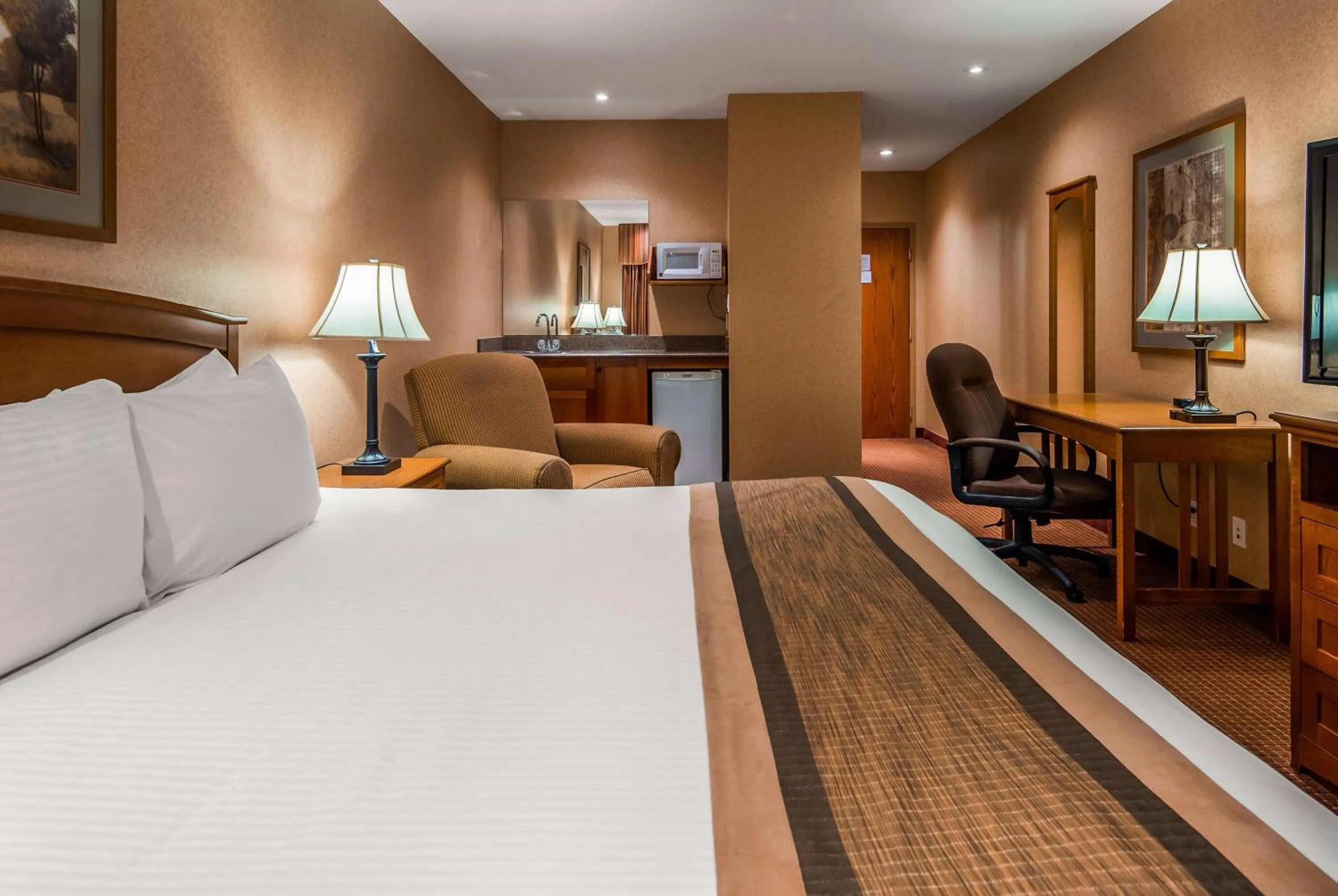 Photo of the whole room, Bed in Days Inn by Wyndham Swift Current