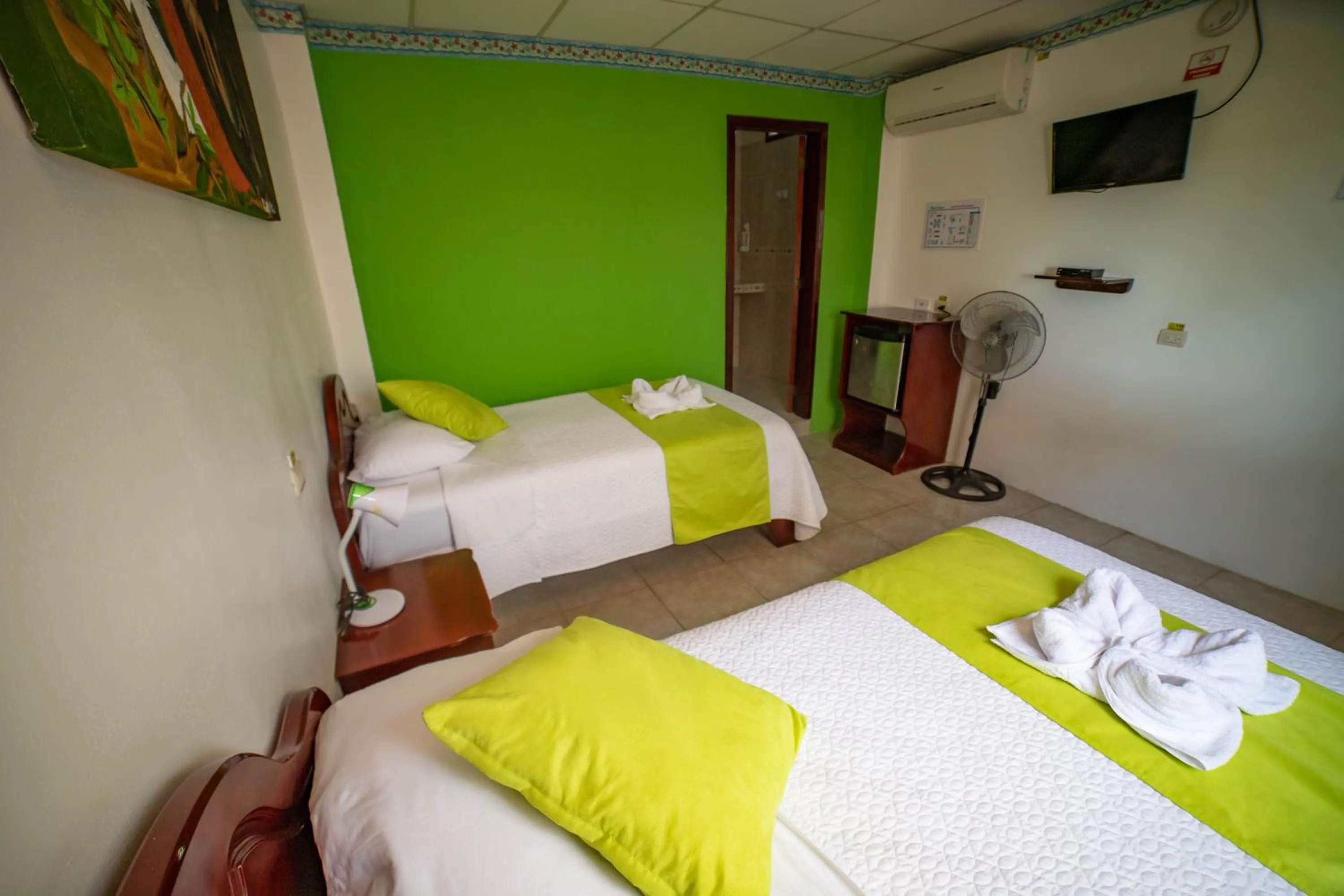 Budget Twin Room in Hostal Gladismar