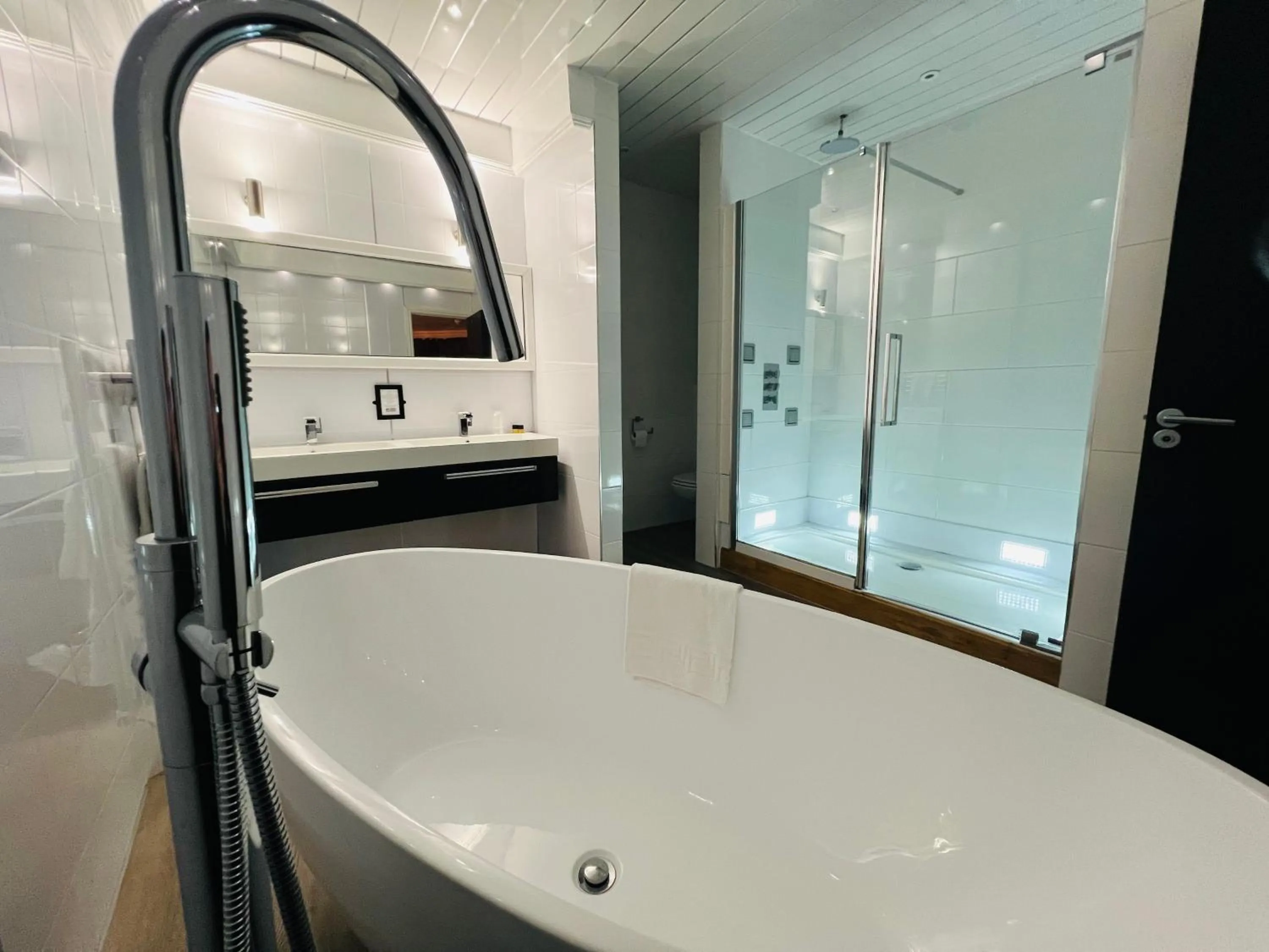 Bathroom in The Popinjay Hotel