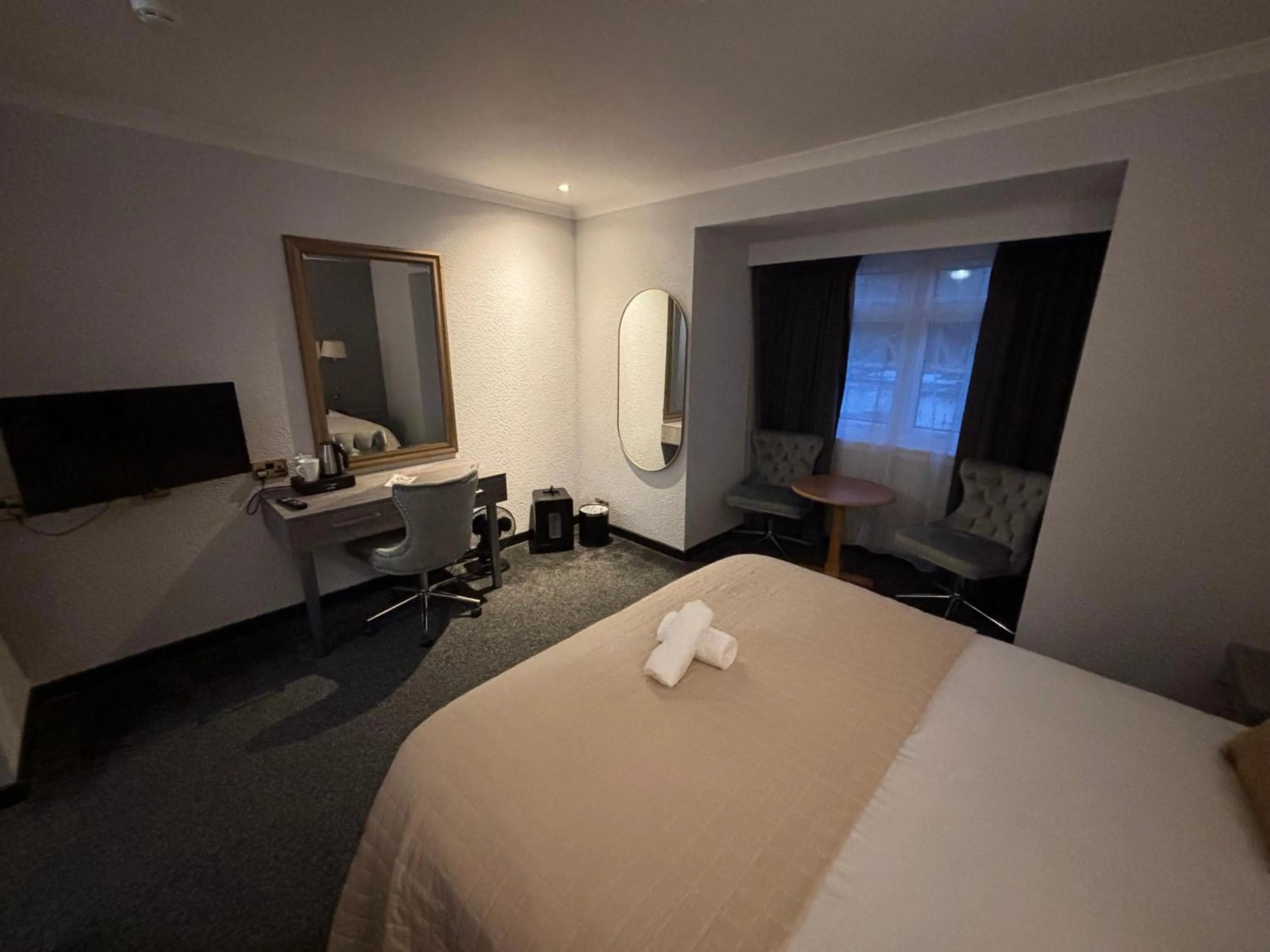 Bedroom, Bed in The Popinjay Hotel