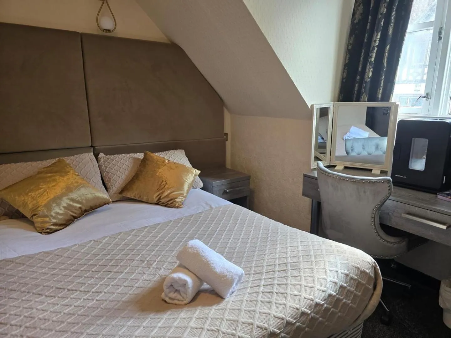 Bedroom, Bed in The Popinjay Hotel