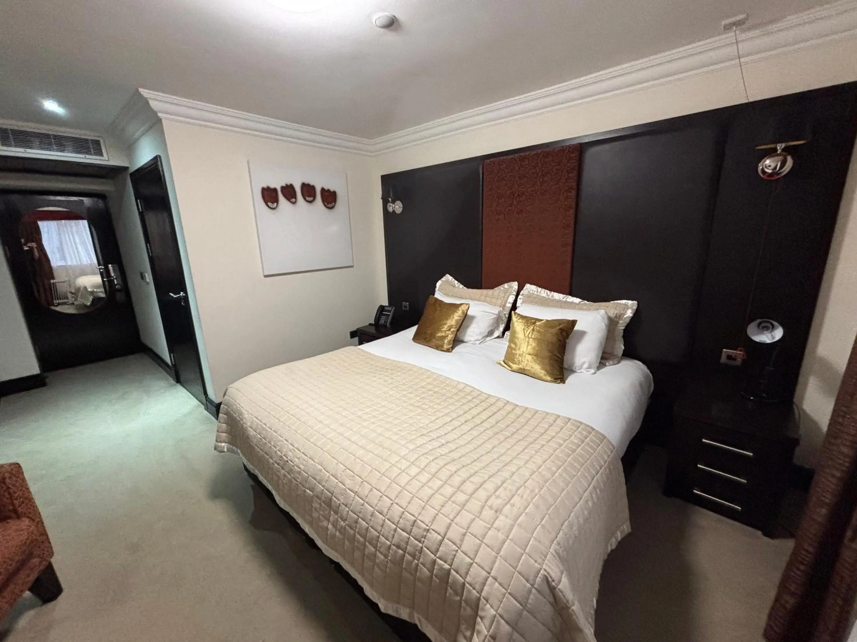 Bed in The Popinjay Hotel