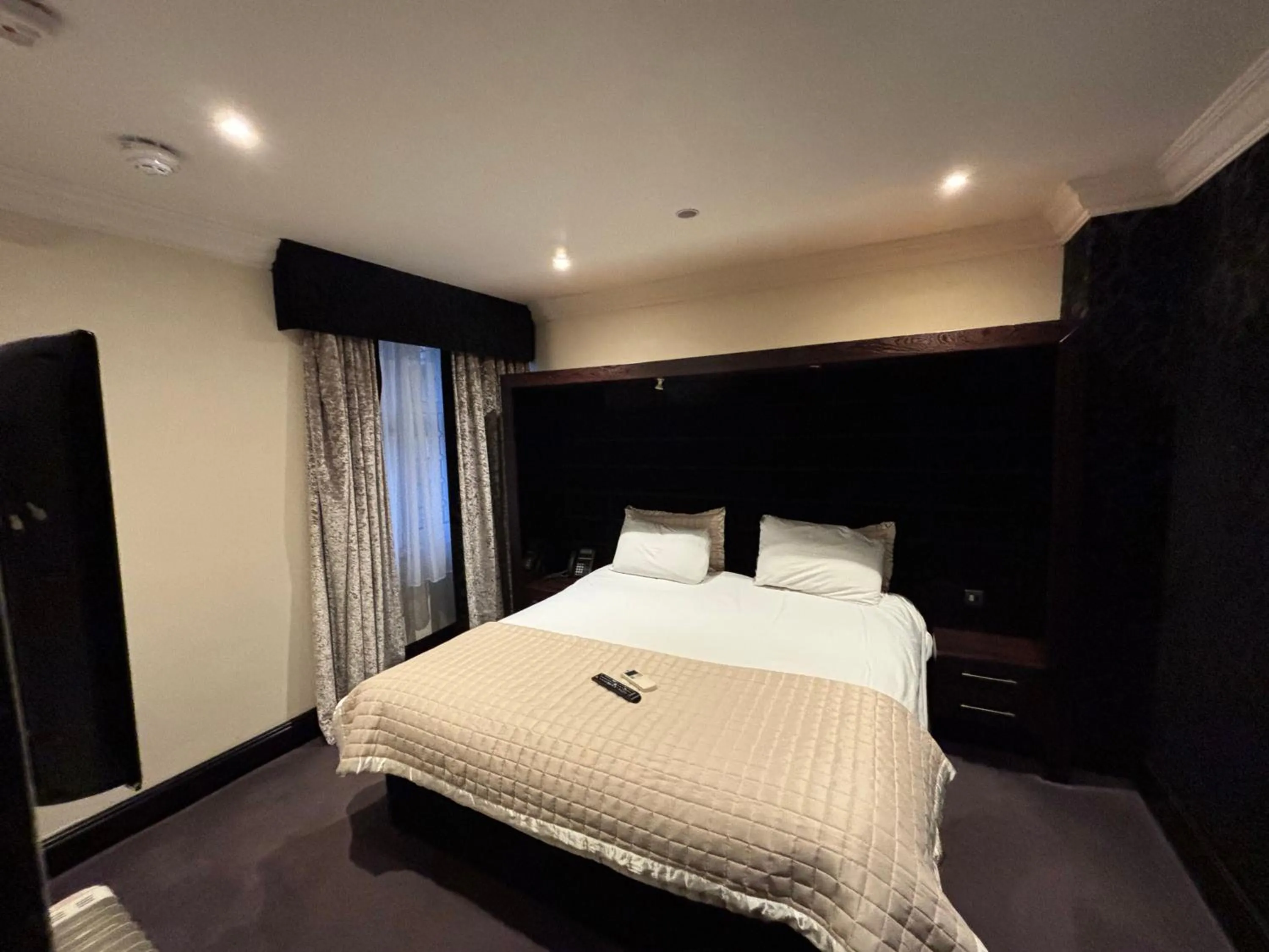 Bedroom, Bed in The Popinjay Hotel