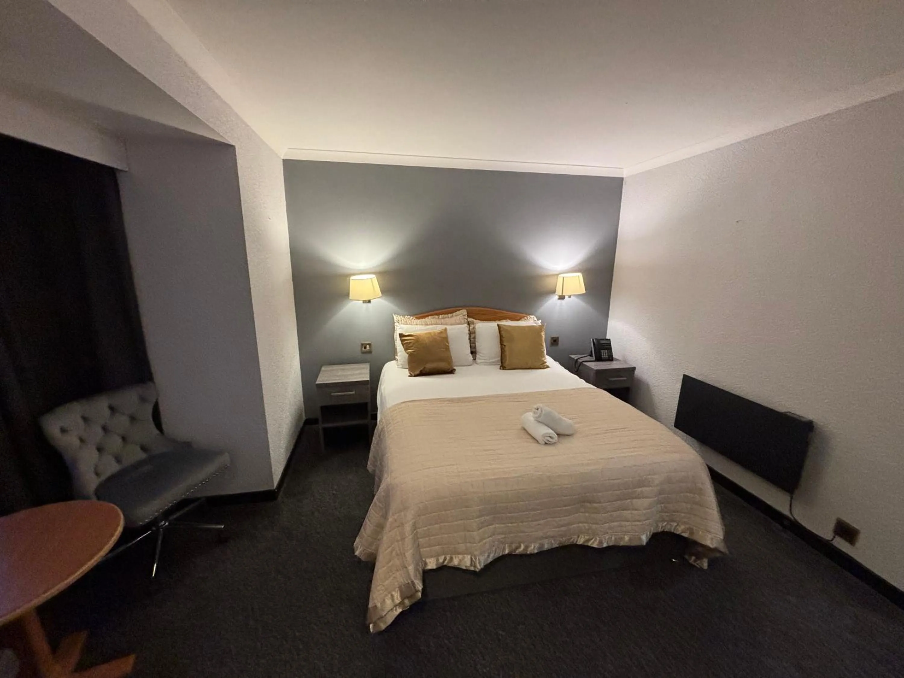 Bedroom, Bed in The Popinjay Hotel