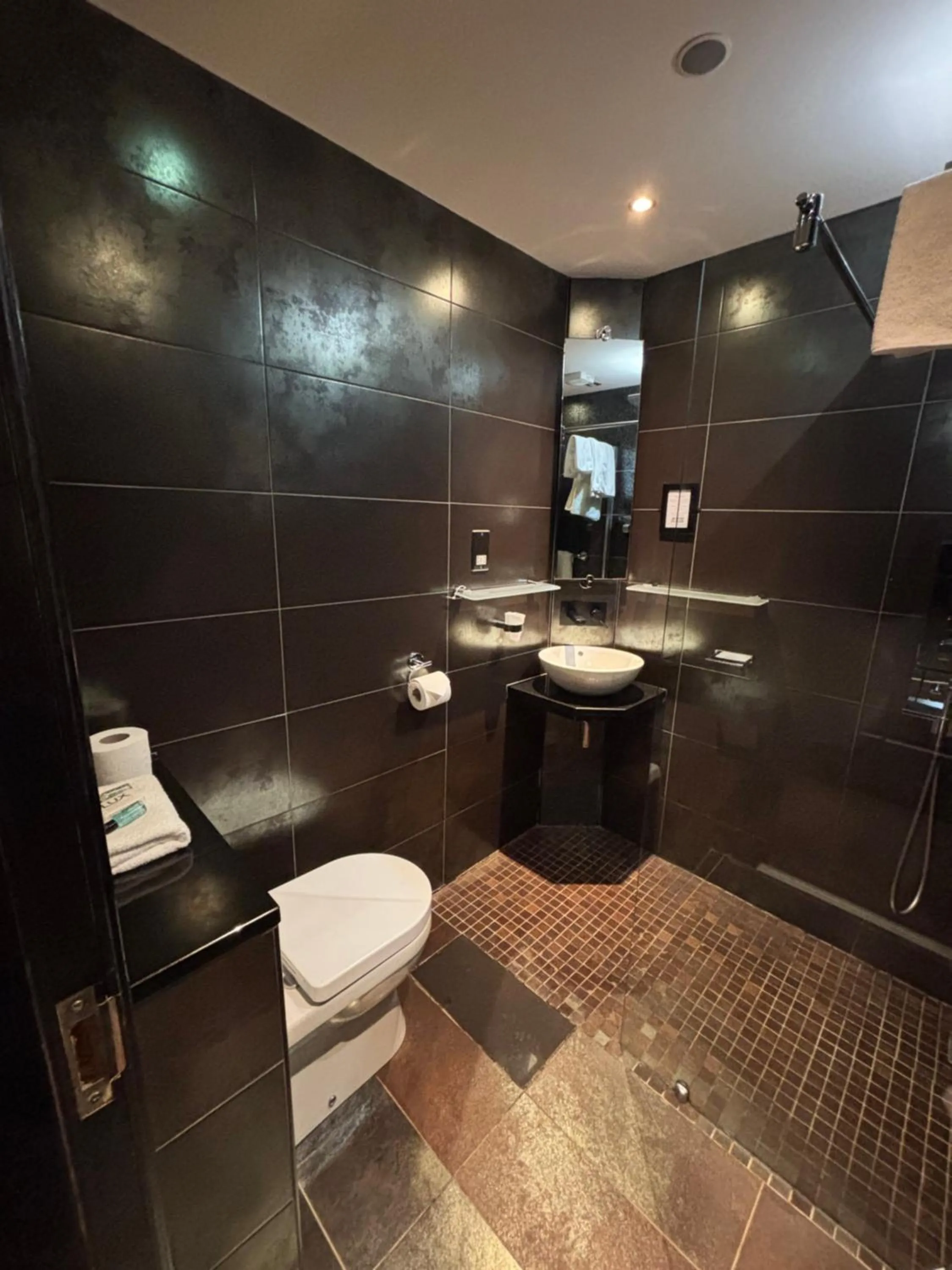 Bathroom in The Popinjay Hotel
