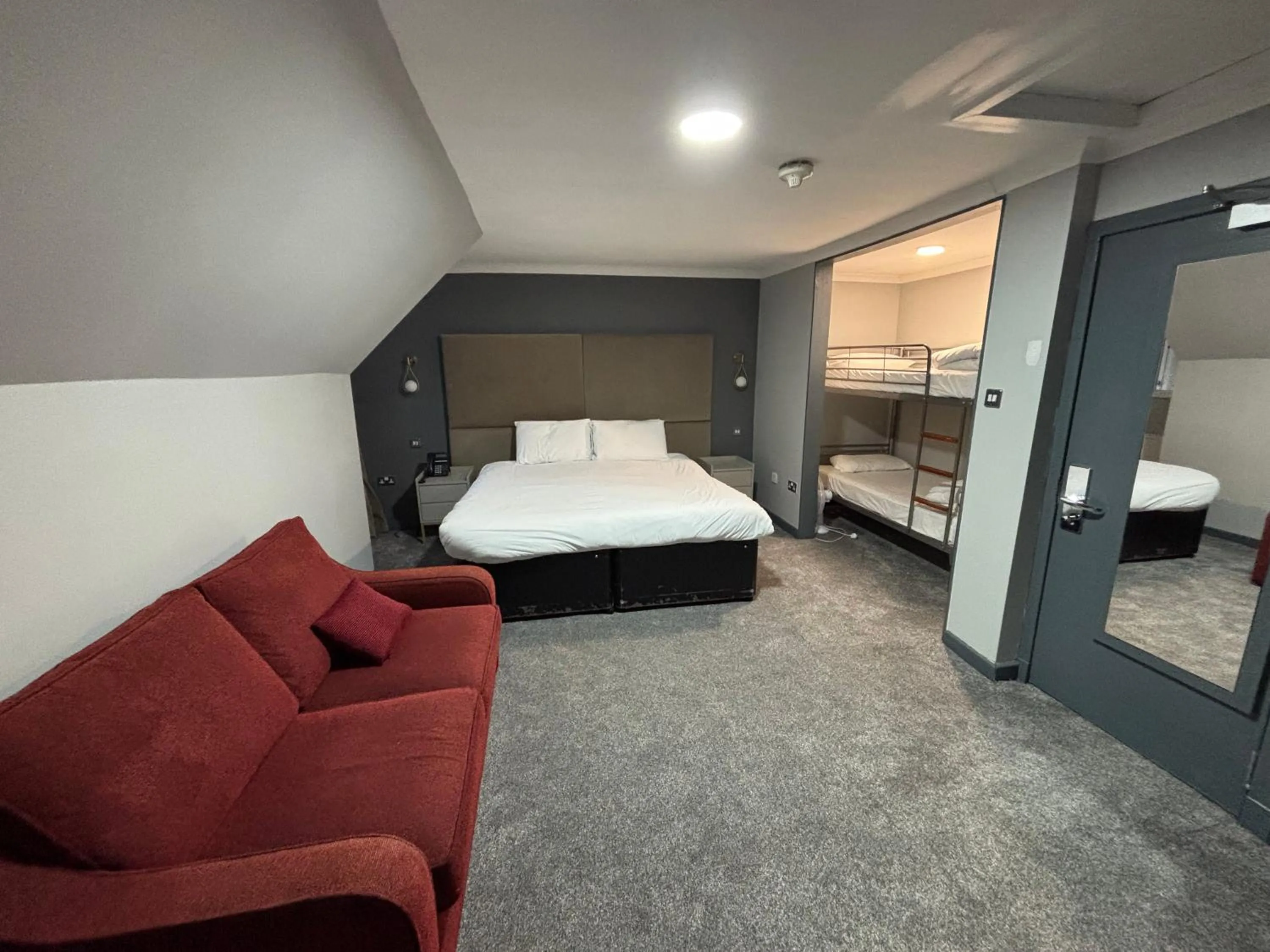 Seating area, Bed in The Popinjay Hotel