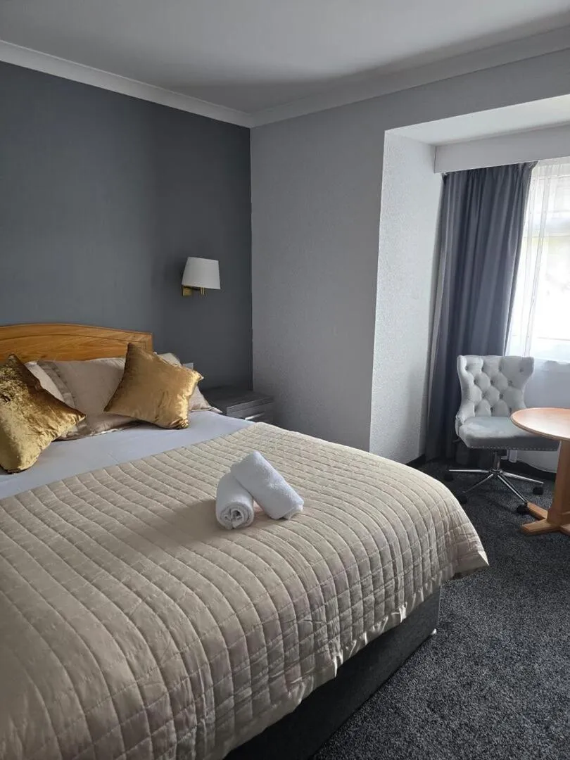 Bedroom, Bed in The Popinjay Hotel