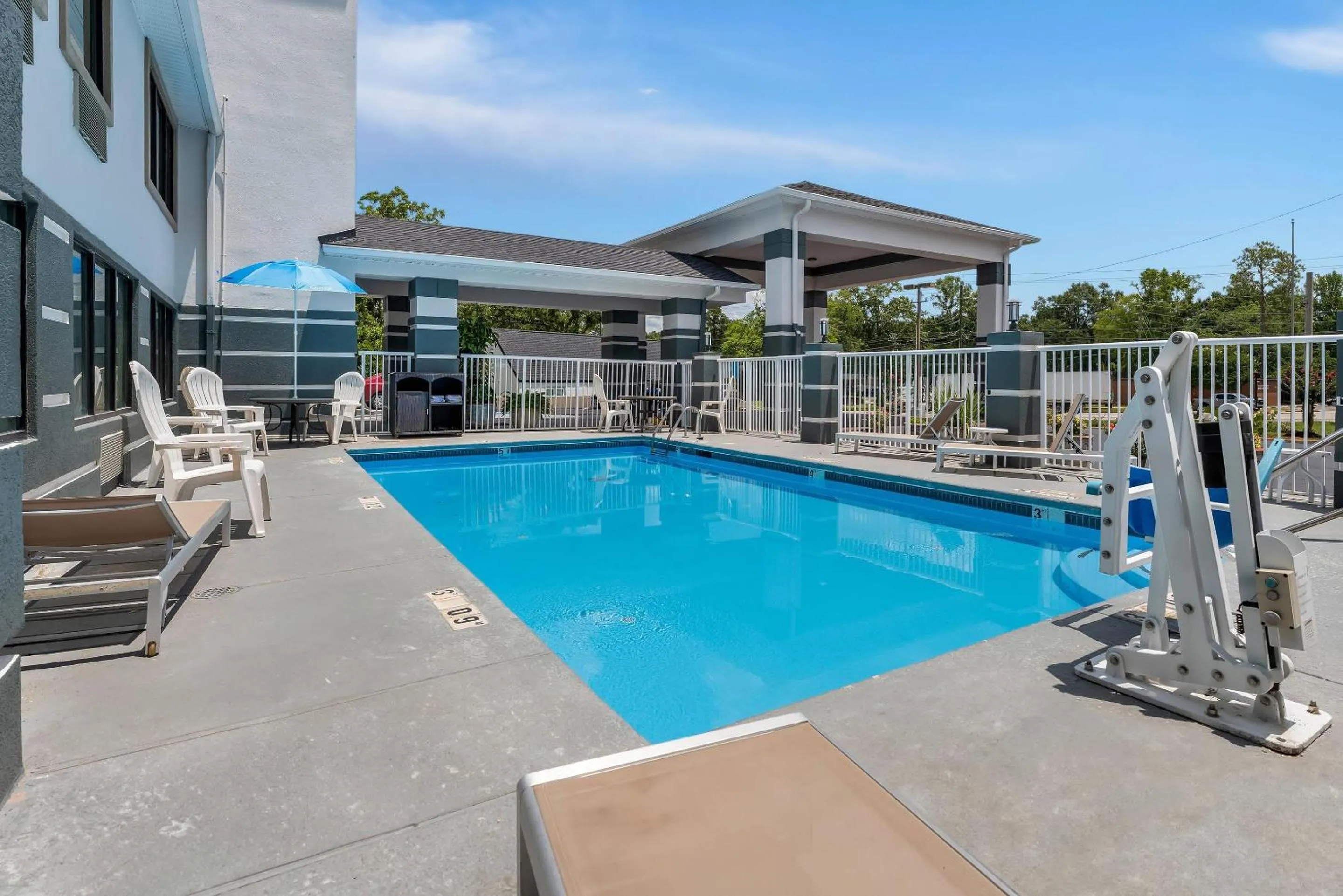 Swimming pool in Quality Inn Sandersville