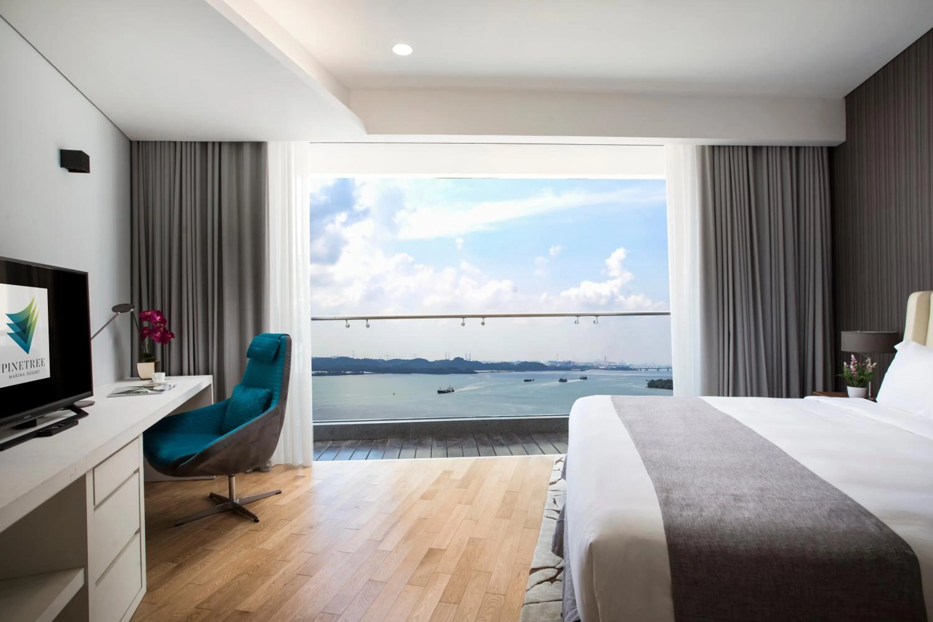 Bedroom, Bed in Pinetree Marina Resort