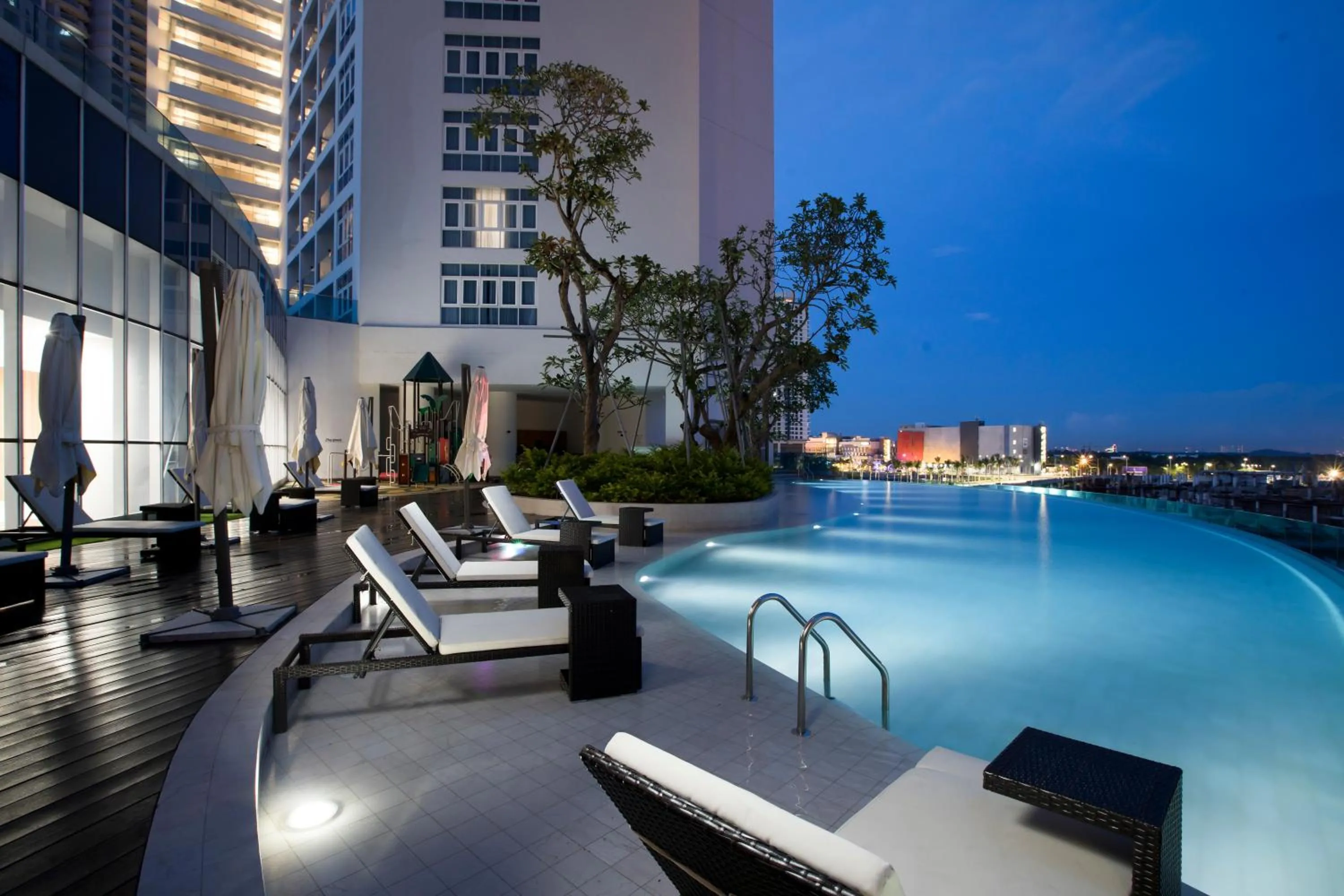 Night in Pinetree Marina Resort