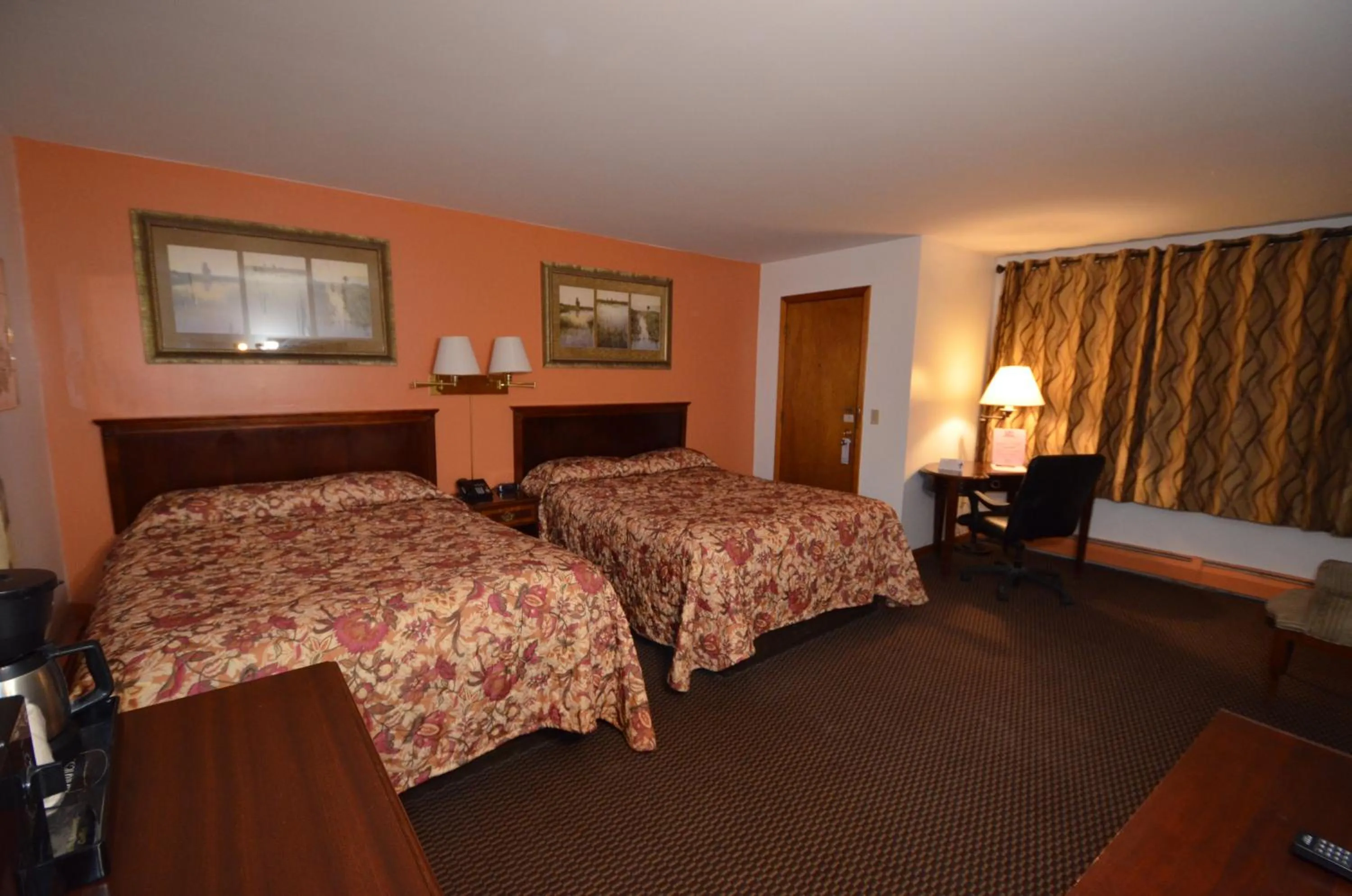 Photo of the whole room, Bed in Williamstown Motel