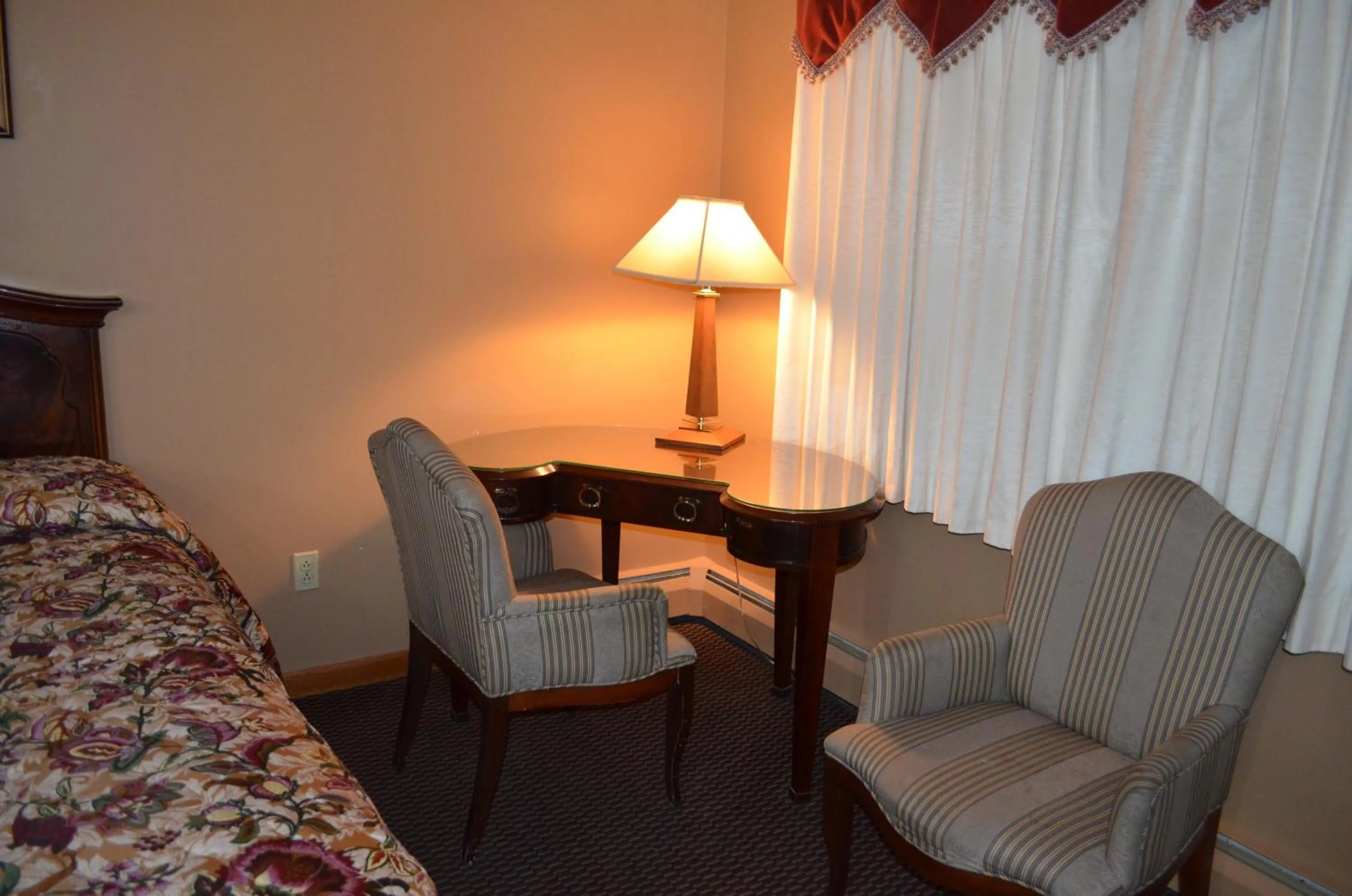 Decorative detail, Bed in Williamstown Motel