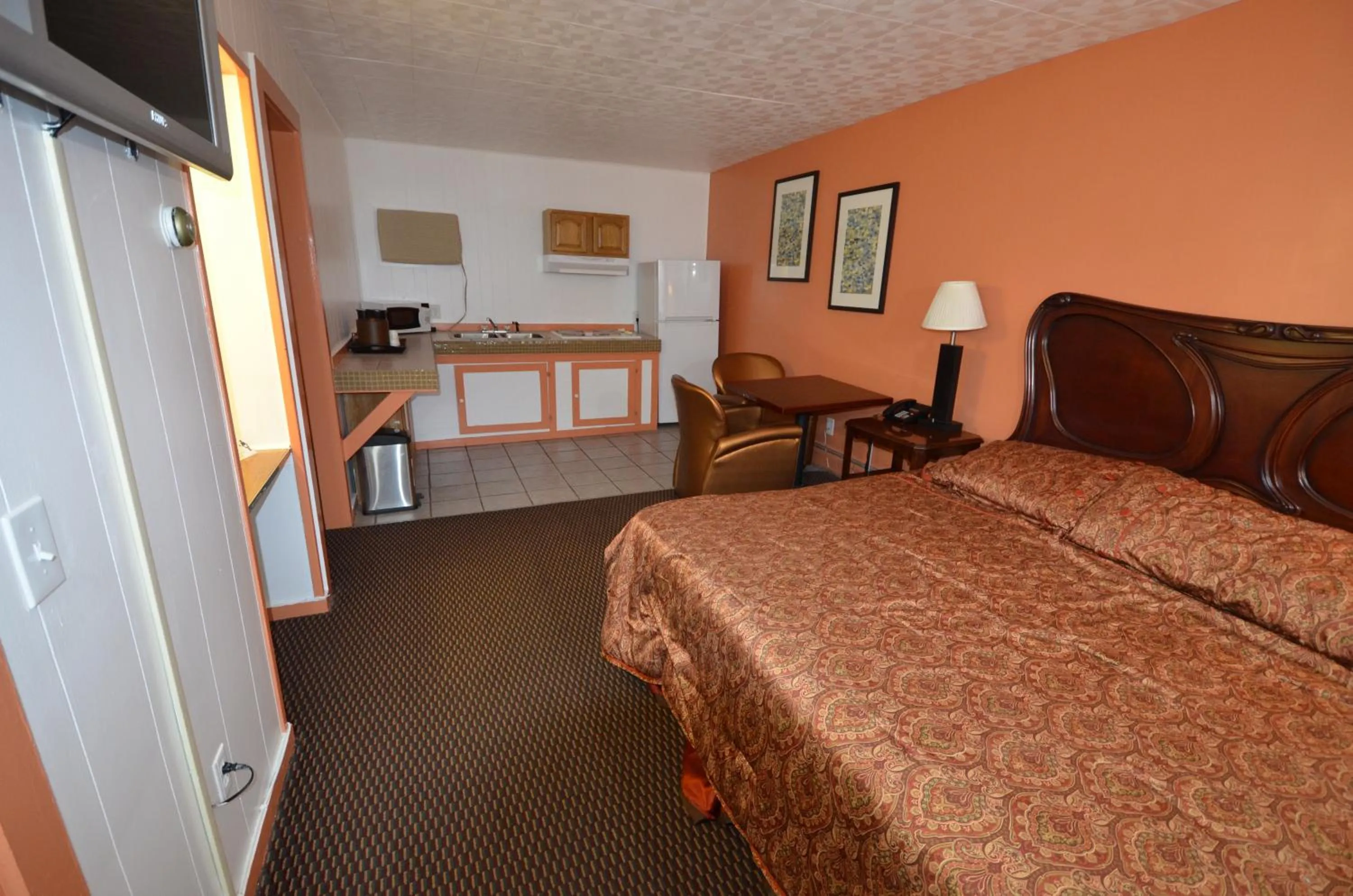 Kitchen or kitchenette, Bed in Williamstown Motel