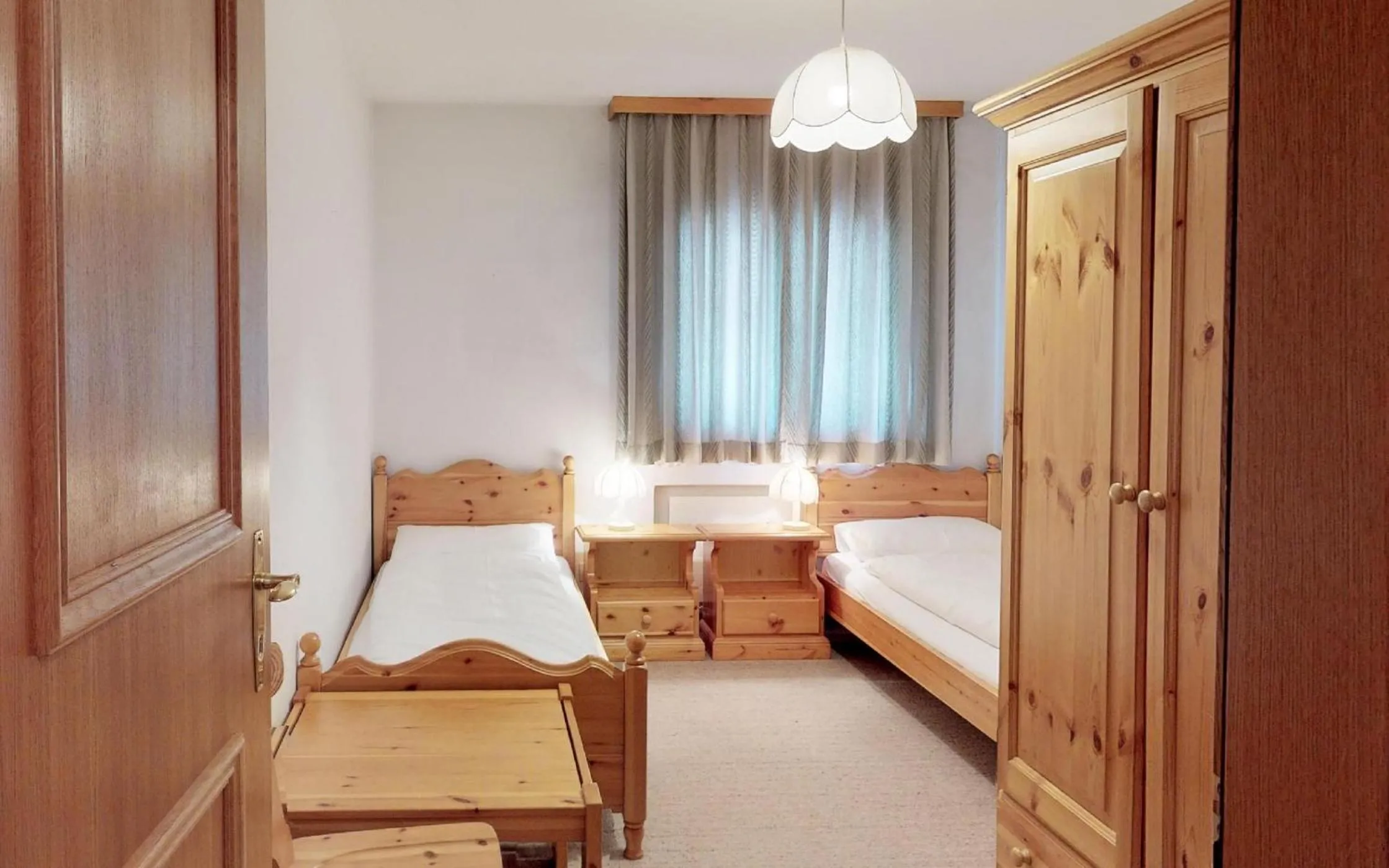 Bedroom, Bed in Ludains 6