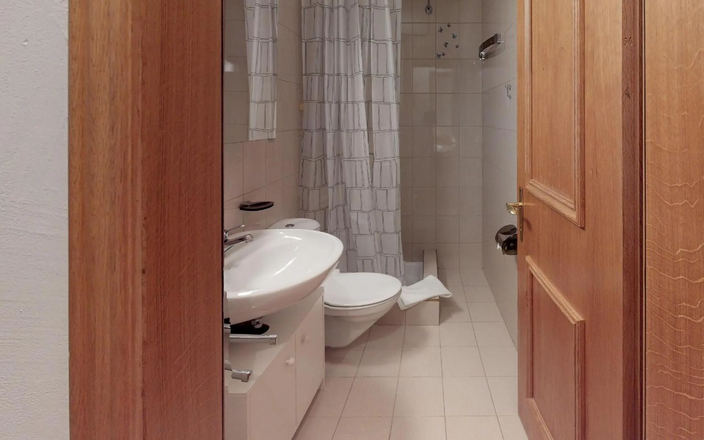 Bathroom in Ludains 6