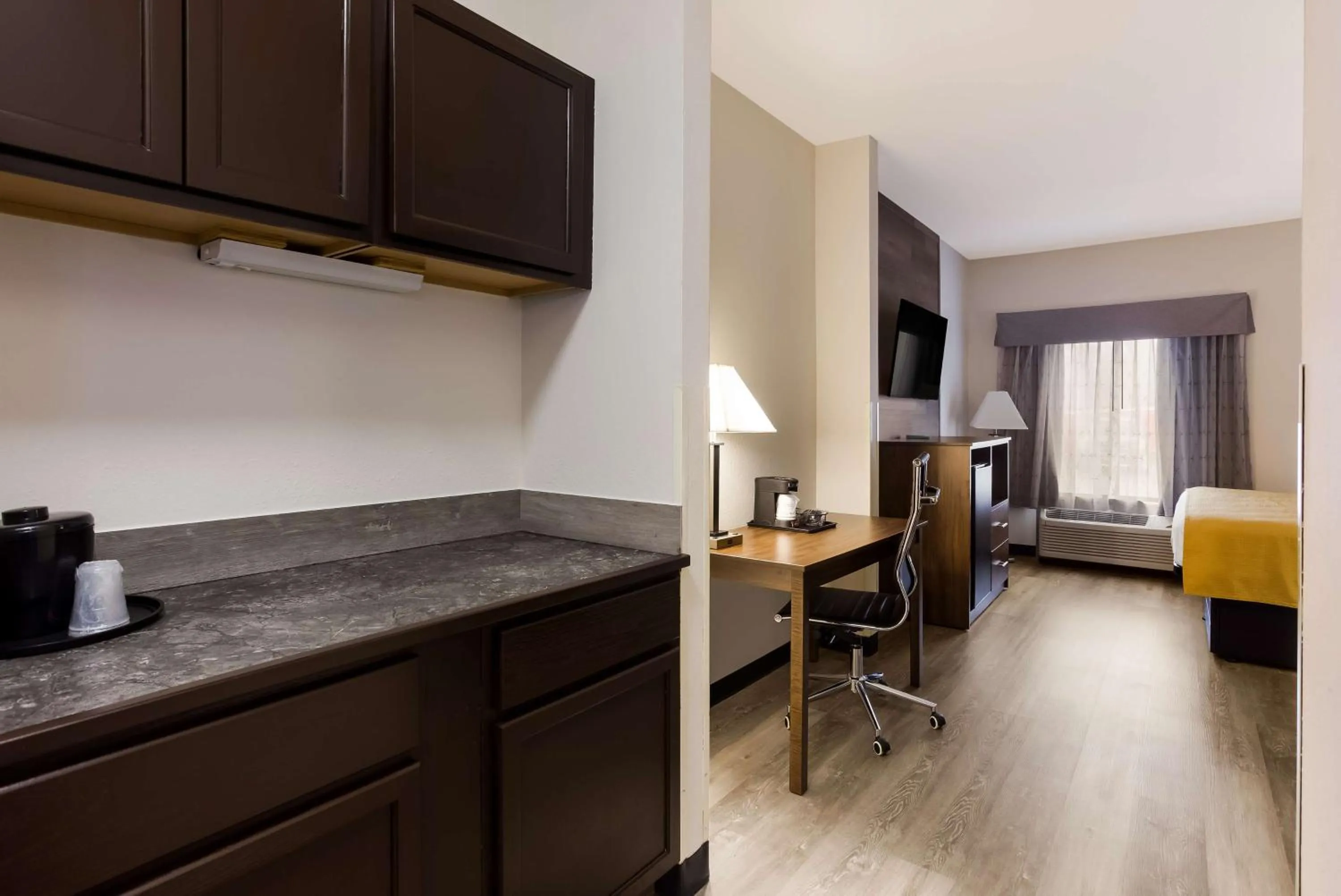 Bedroom, Bed in Best Western Crossroads Inn