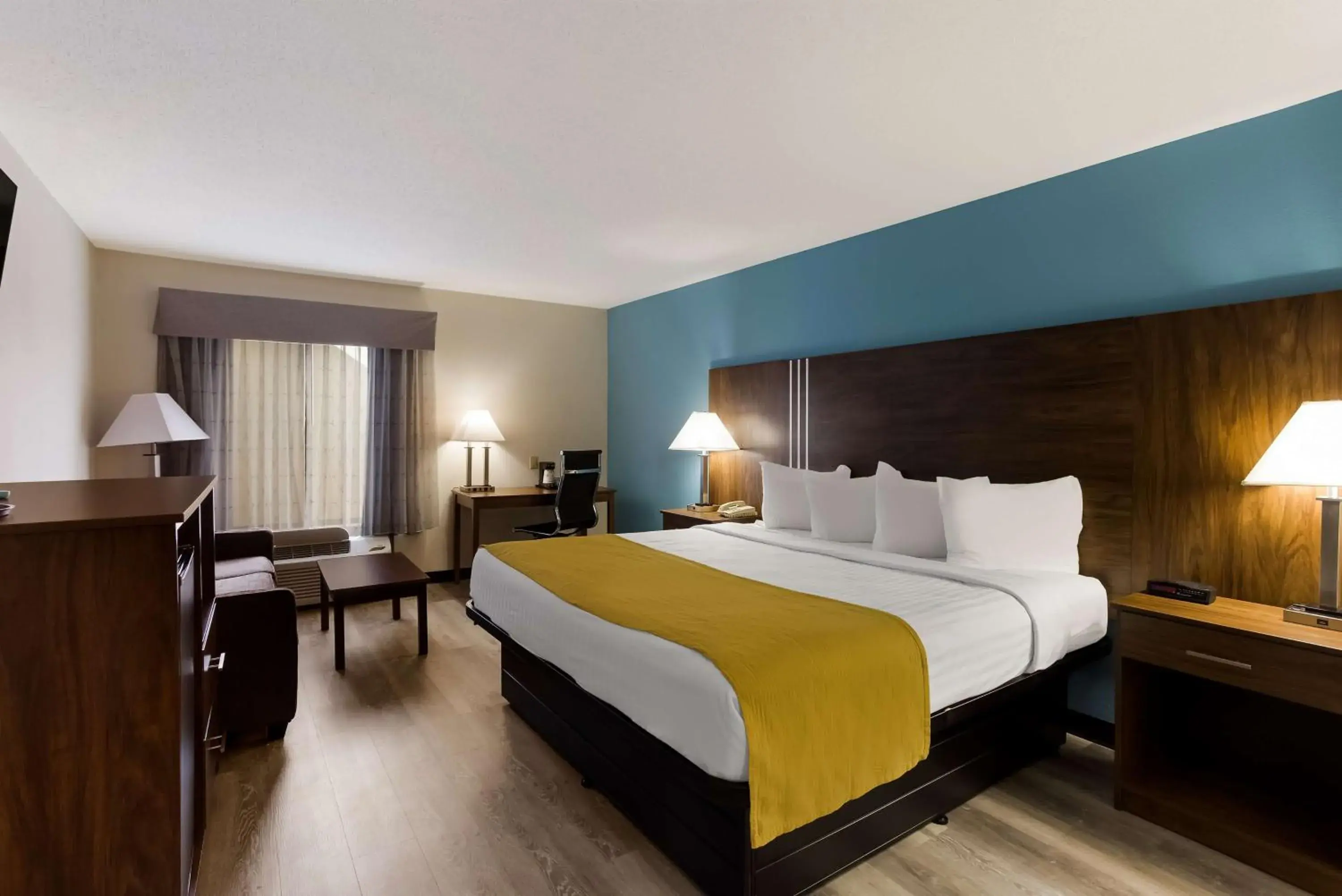 Bedroom, Bed in Best Western Crossroads Inn Bedroom, Bed in Best Western Crossroads Inn