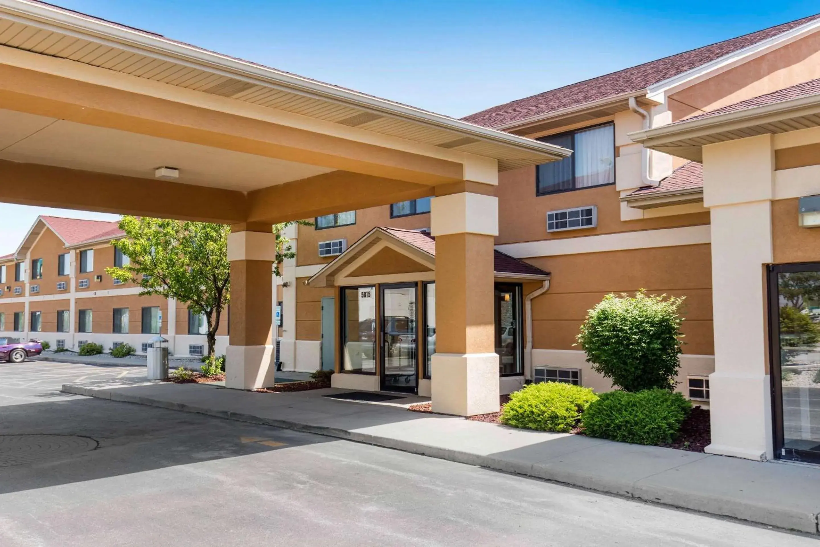 Property building in Quality Inn Monee I-57 Property building in Quality Inn Monee I-57