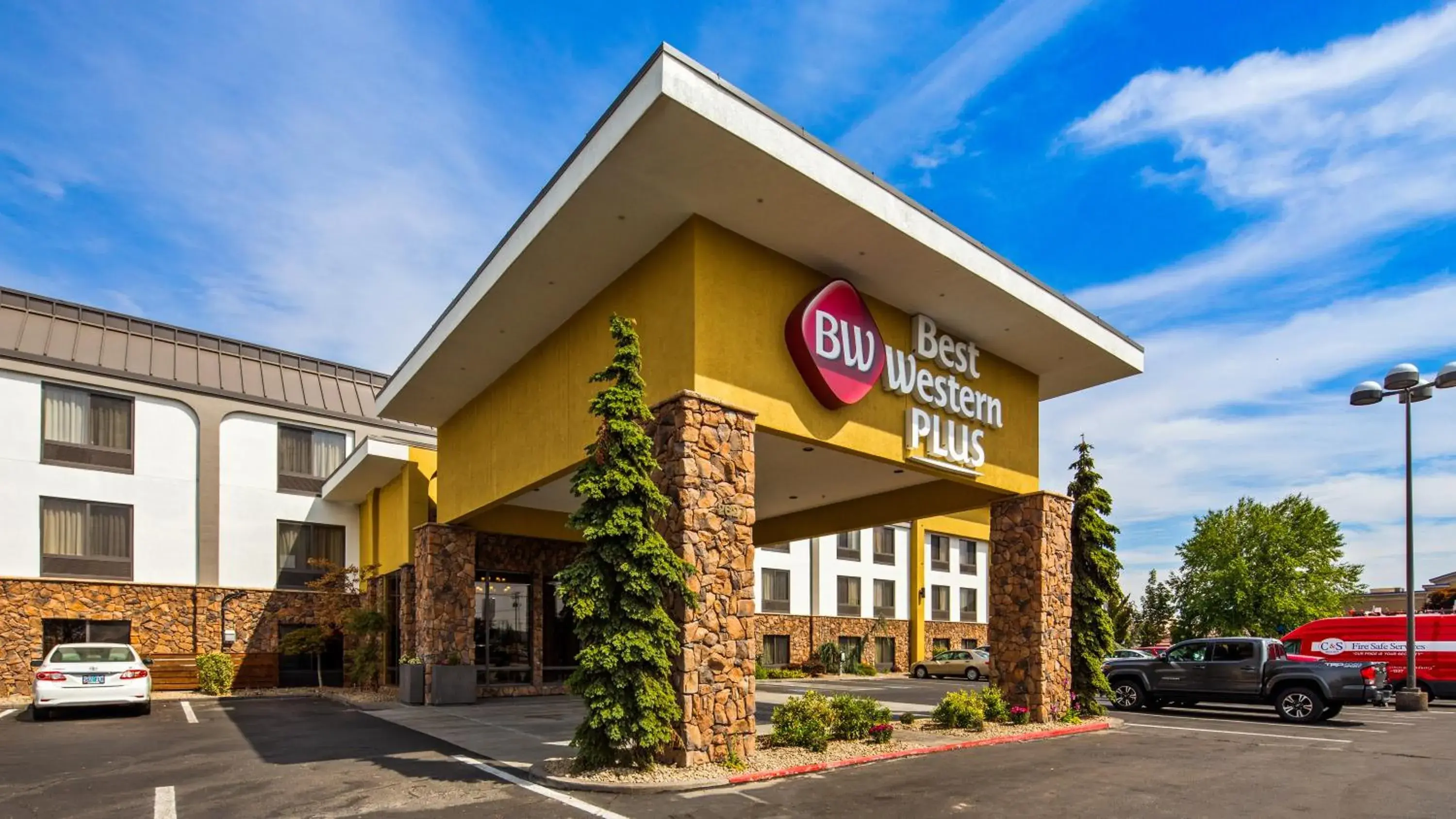 Facade/entrance in Best Western Plus Olympic Inn Facade/entrance in Best Western Plus Olympic Inn