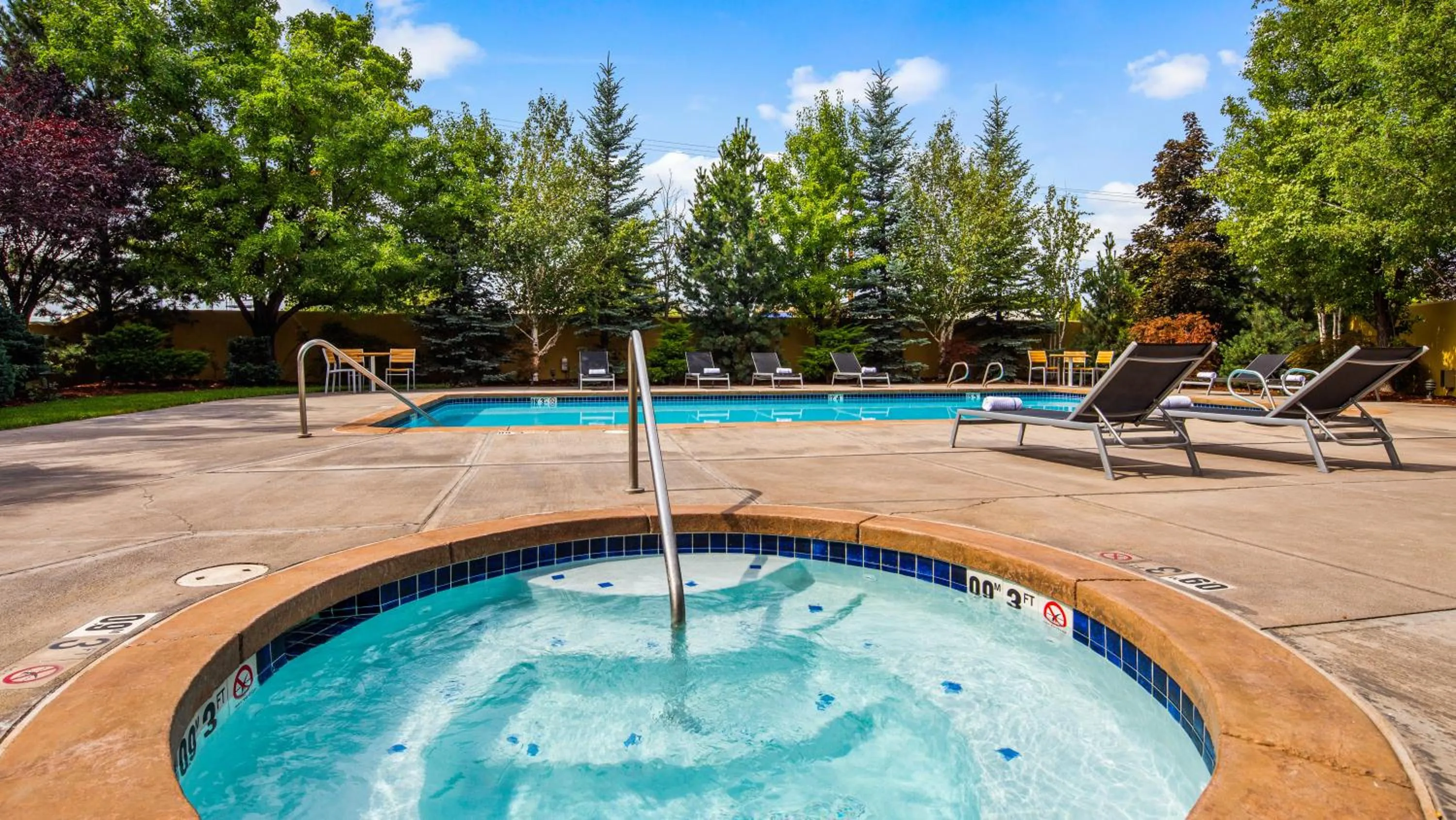 Swimming pool in Best Western Plus Olympic Inn