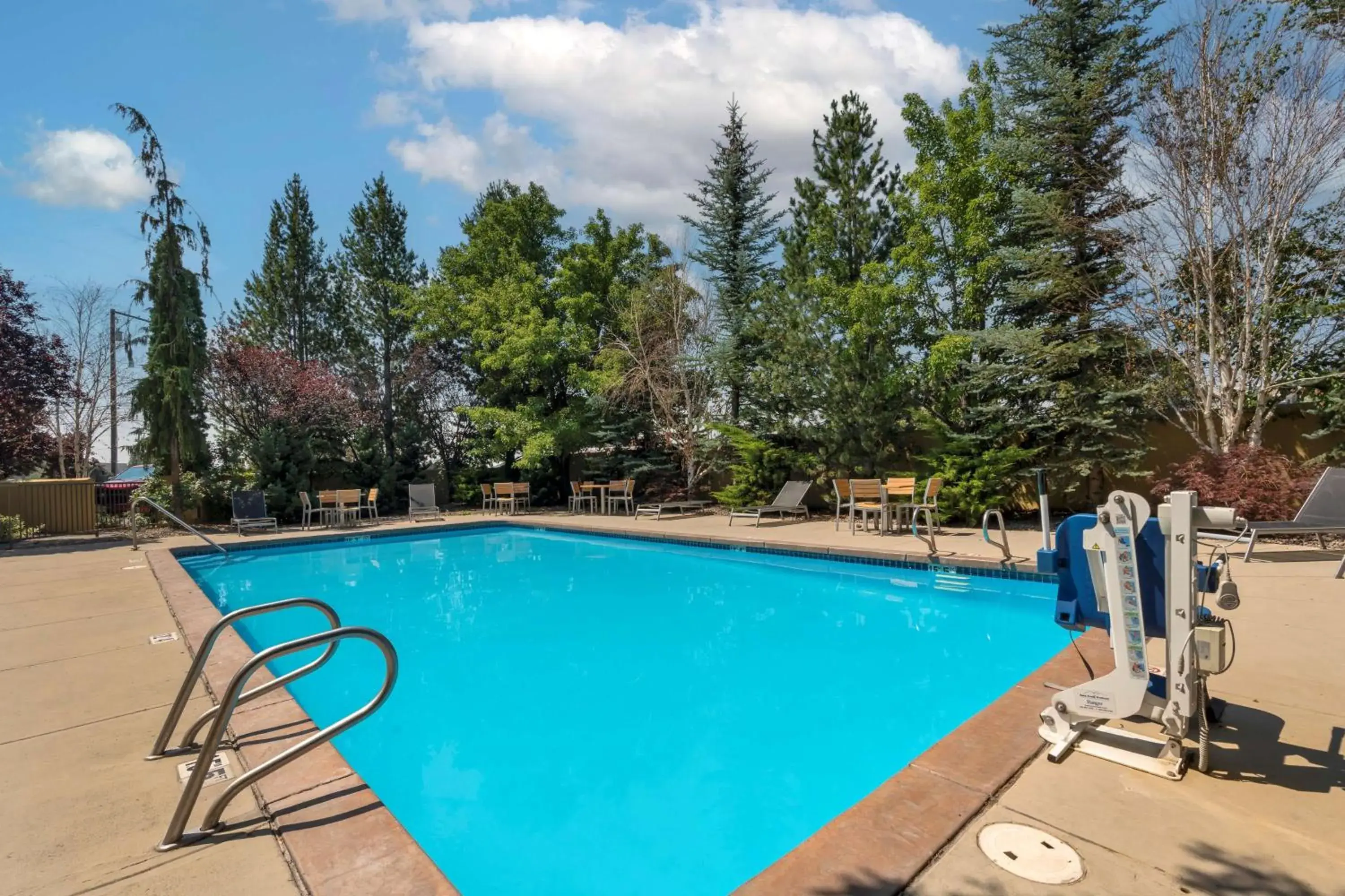 Pool view in Best Western Plus Olympic Inn Pool view in Best Western Plus Olympic Inn