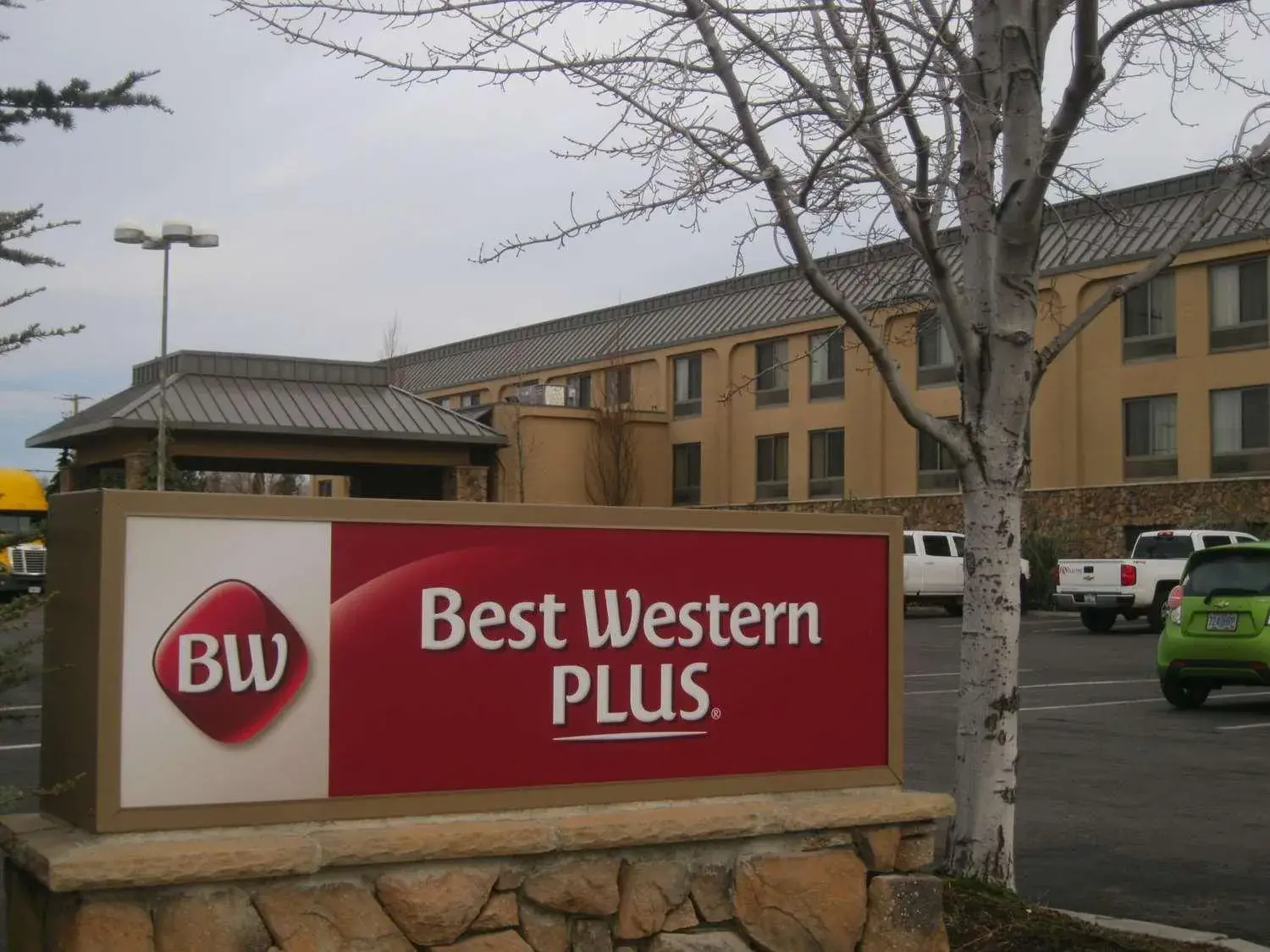 Property building in Best Western Plus Olympic Inn Property building in Best Western Plus Olympic Inn