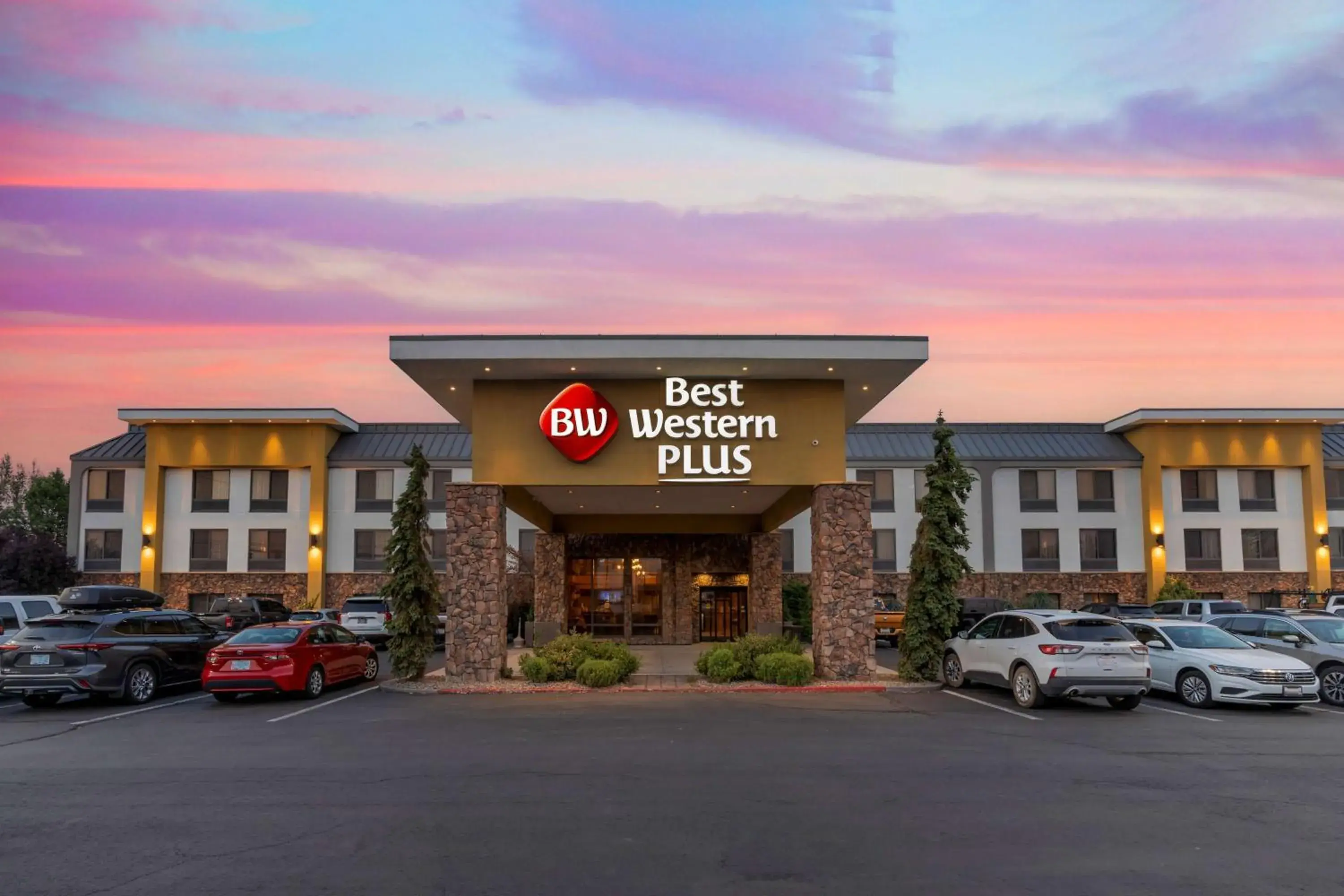 Property building in Best Western Plus Olympic Inn Property building in Best Western Plus Olympic Inn