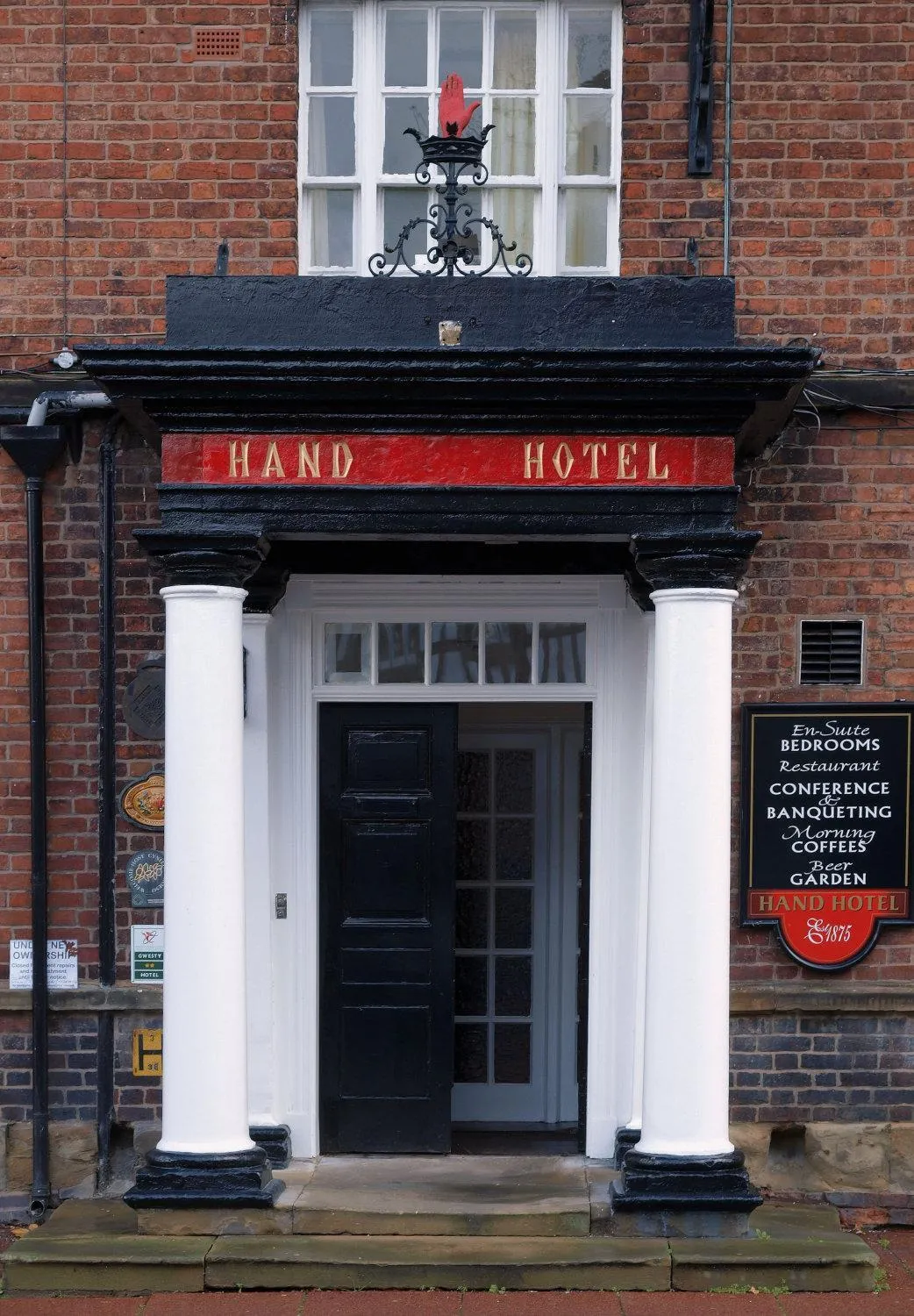 Facade/entrance in The Hand Hotel