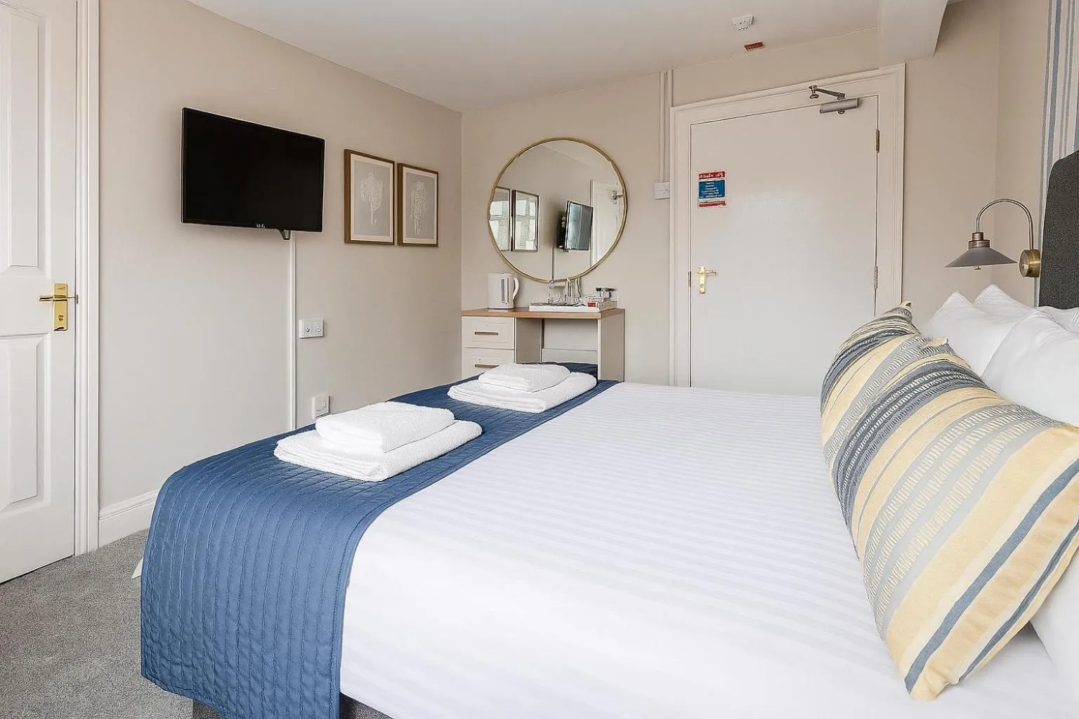 Bed in The Hand Hotel