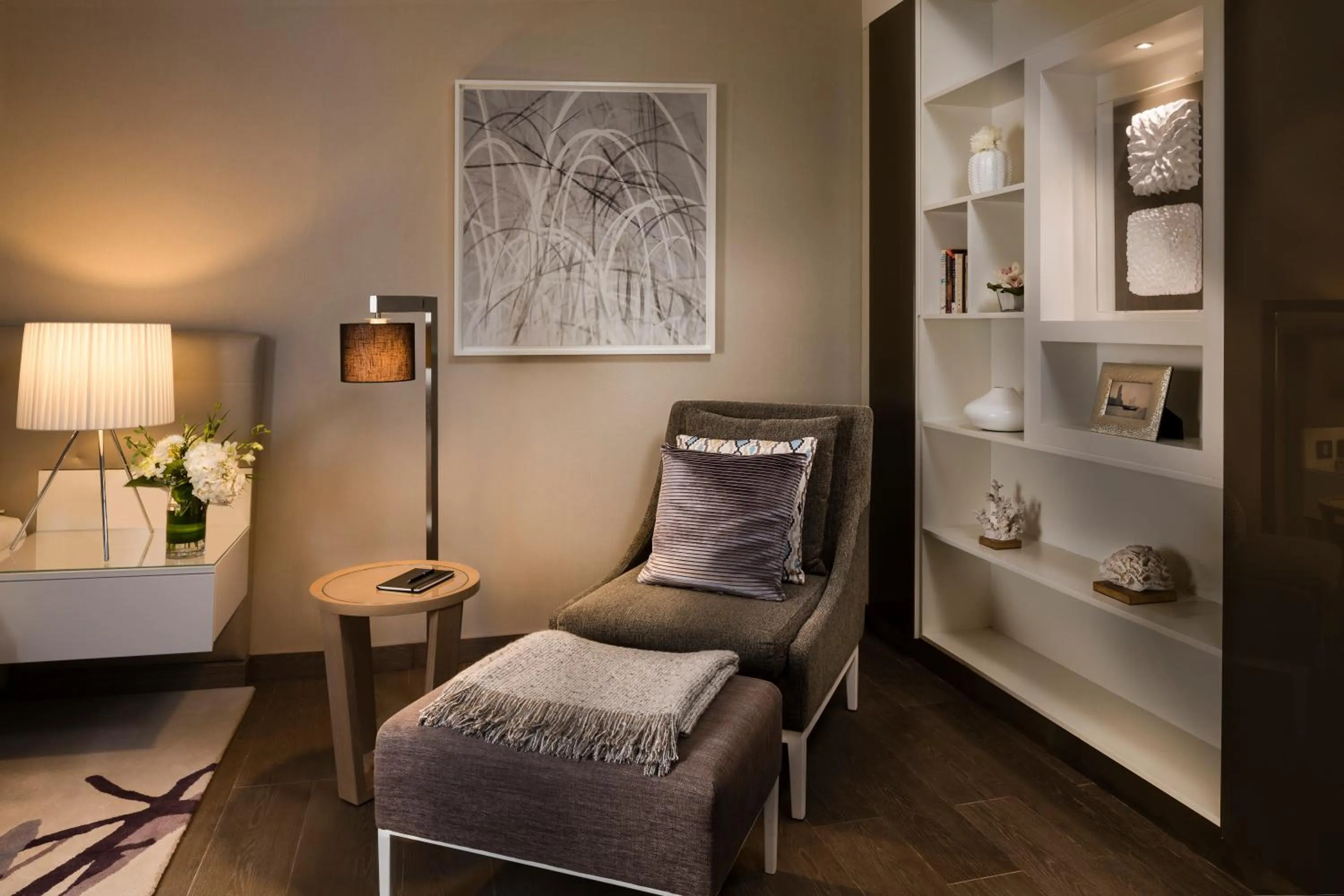 Library, Bed in Beach Rotana Residences