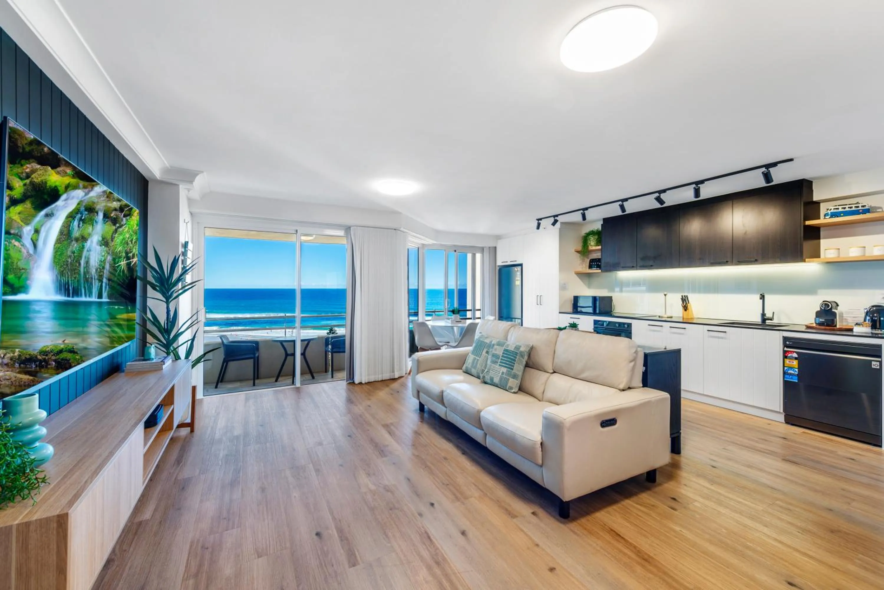 TV and multimedia in Zenith Ocean Front Apartments Gold Coast - Official Listing