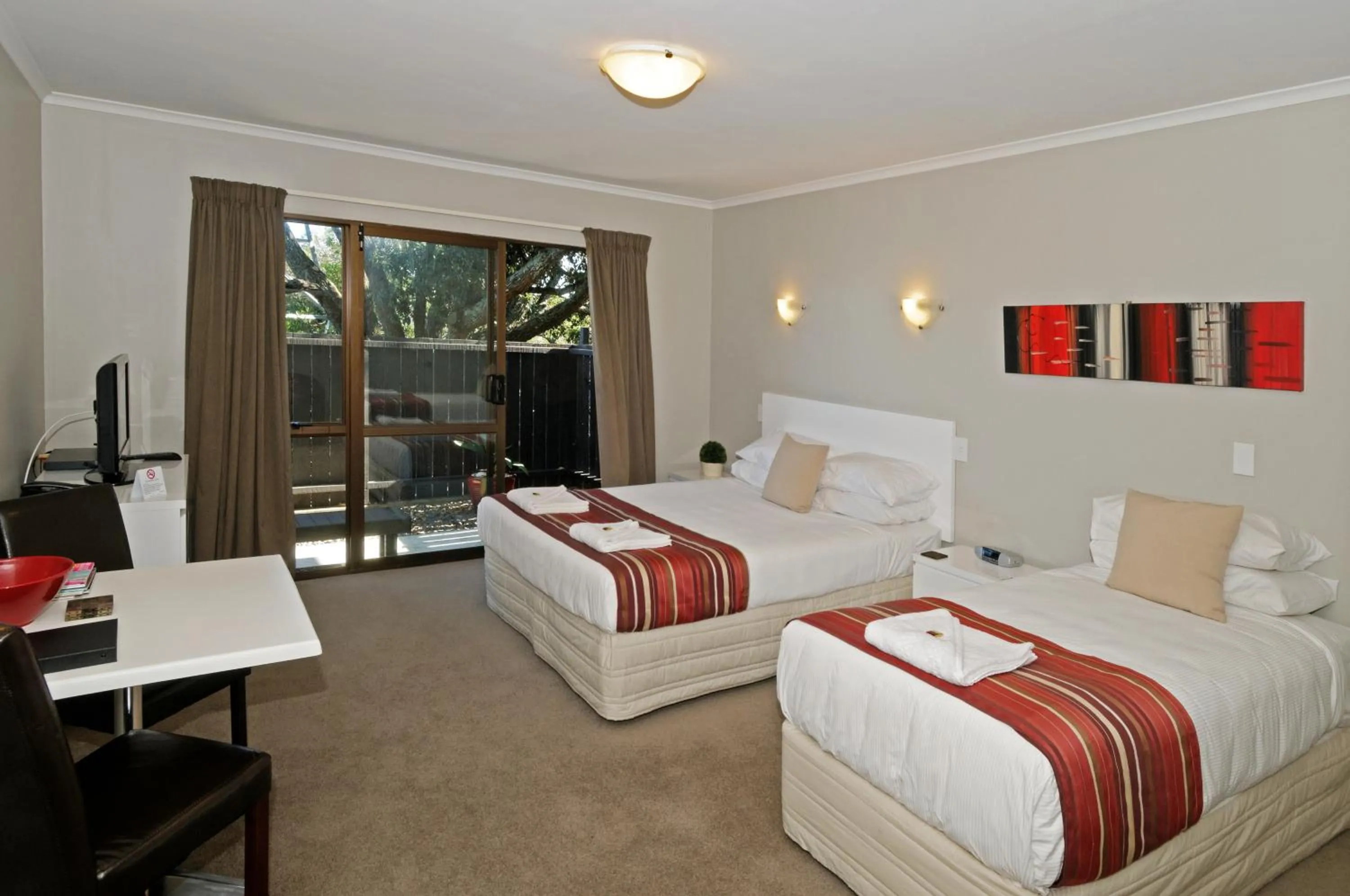 Day, Bed in Airport Harbour Motel