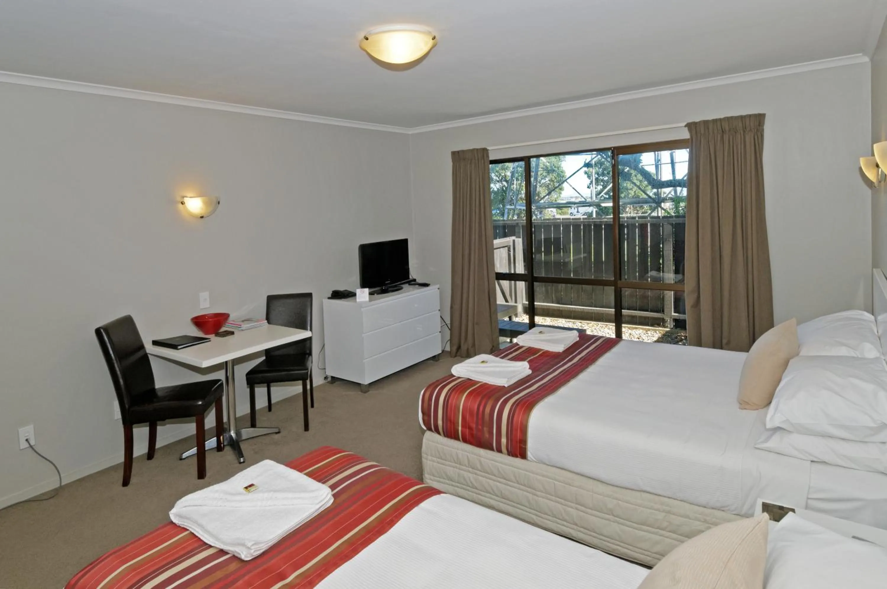 Day, Bed in Airport Harbour Motel