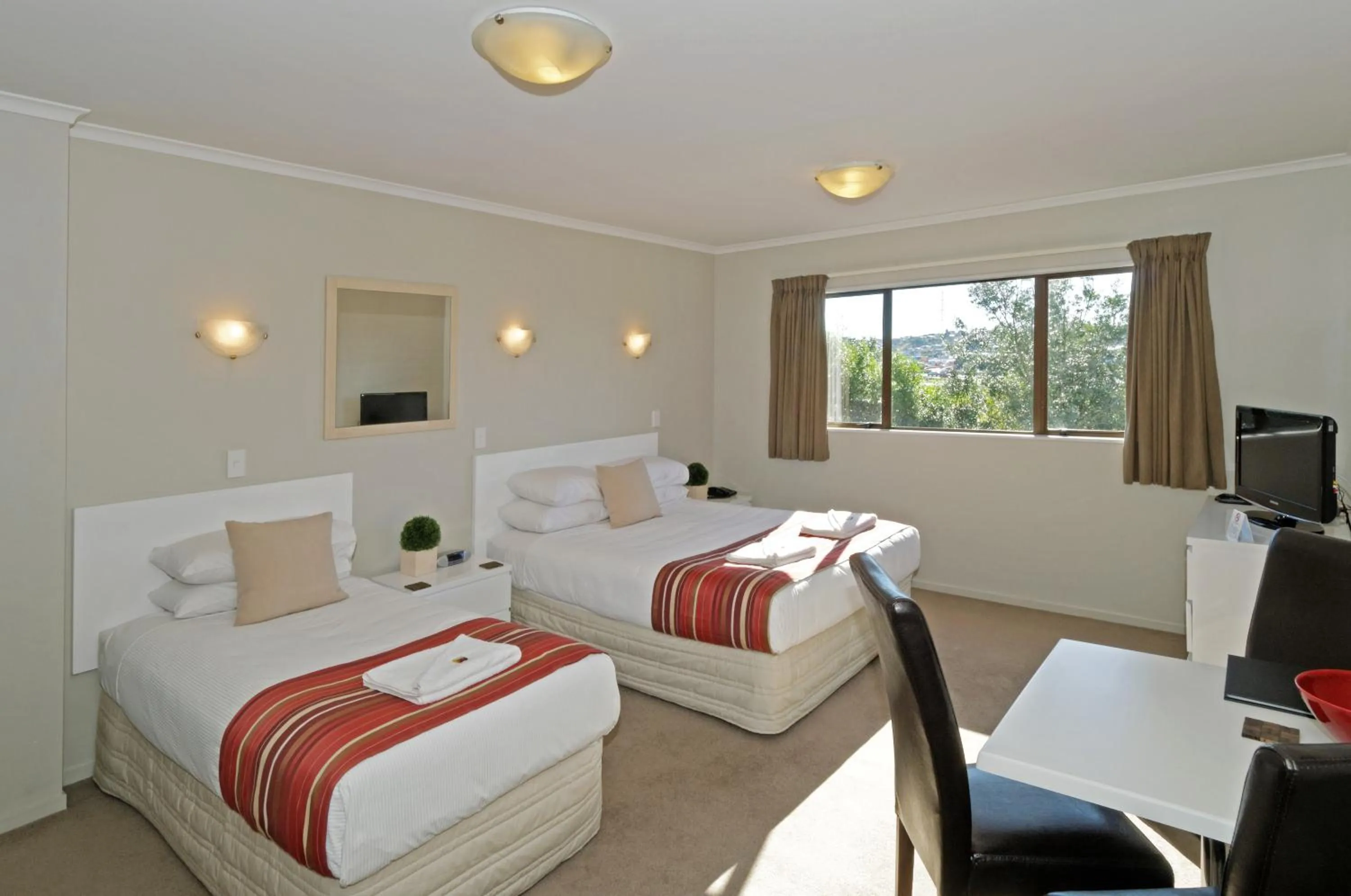 Day, Bed in Airport Harbour Motel