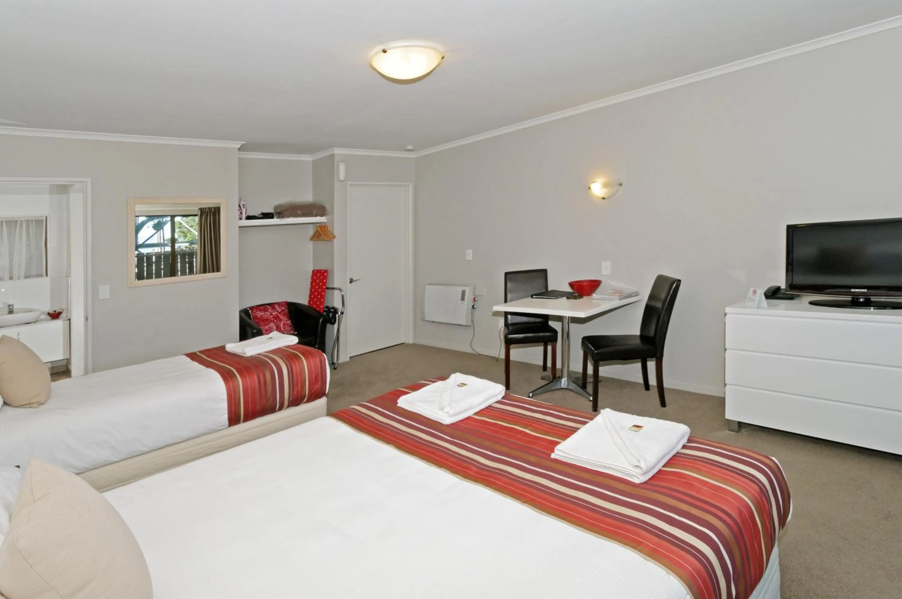 Photo of the whole room, Bed in Airport Harbour Motel