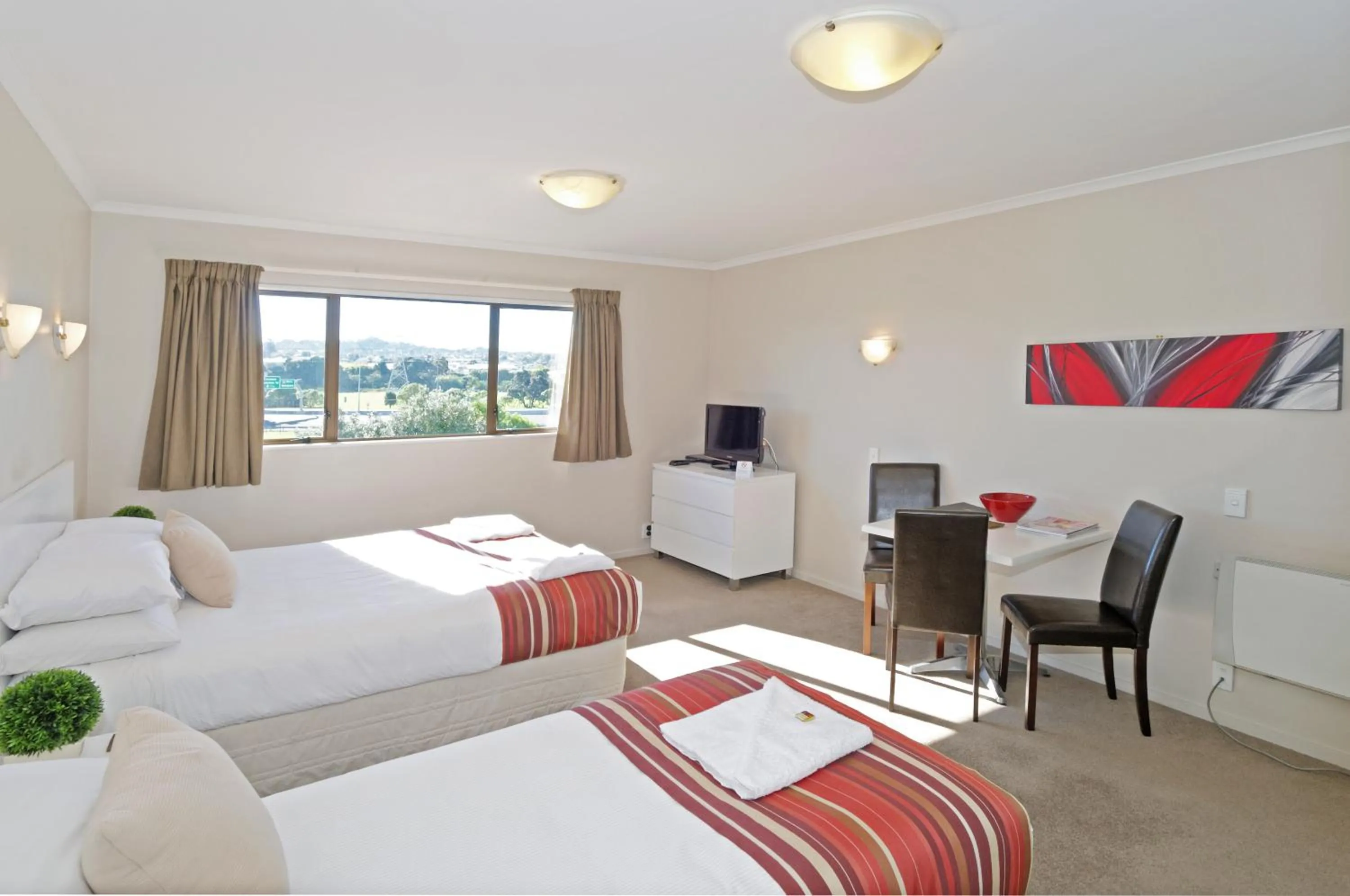 Day, Bed in Airport Harbour Motel