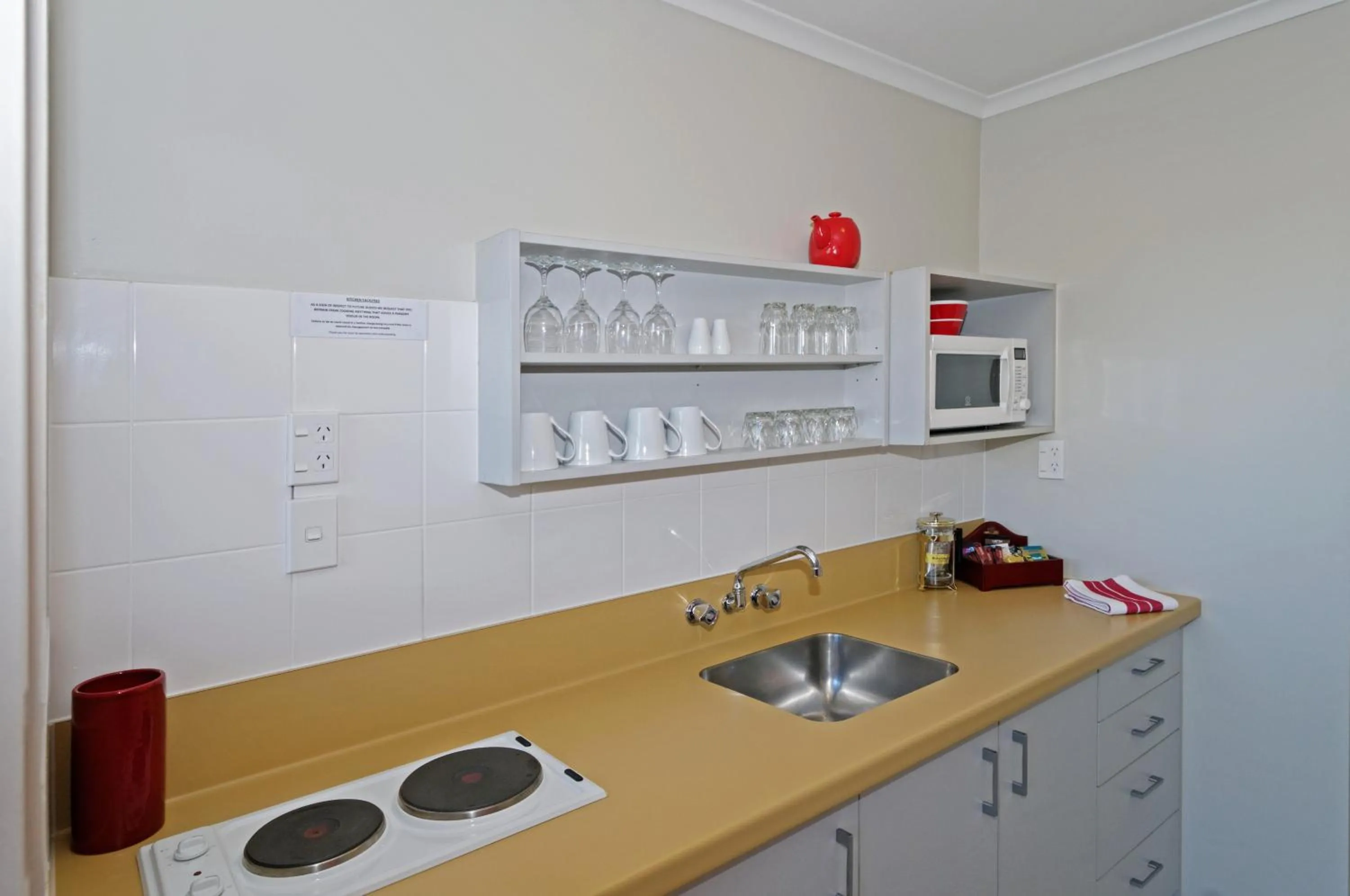 Kitchen or kitchenette in Airport Harbour Motel