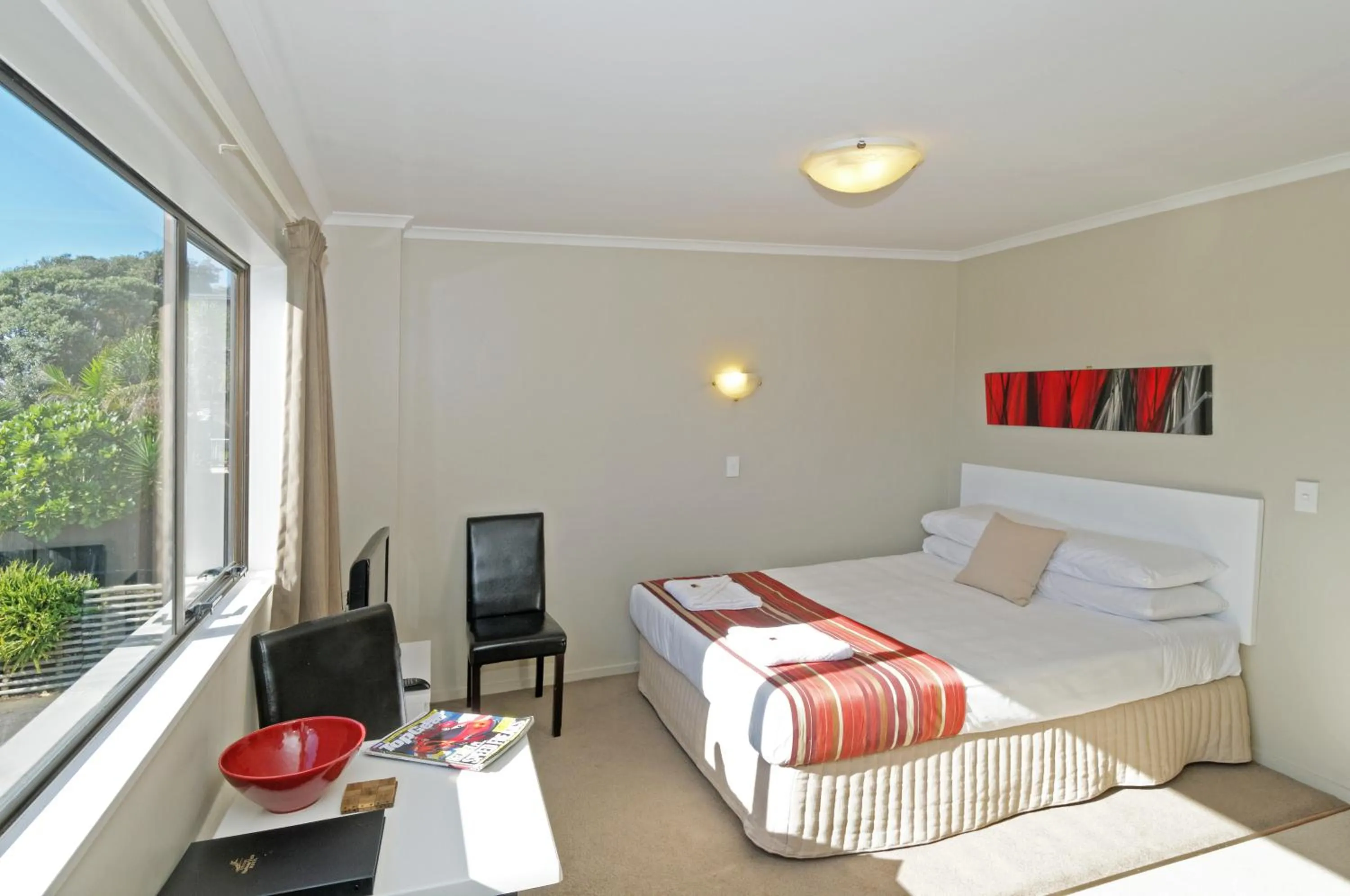 Day, Bed in Airport Harbour Motel