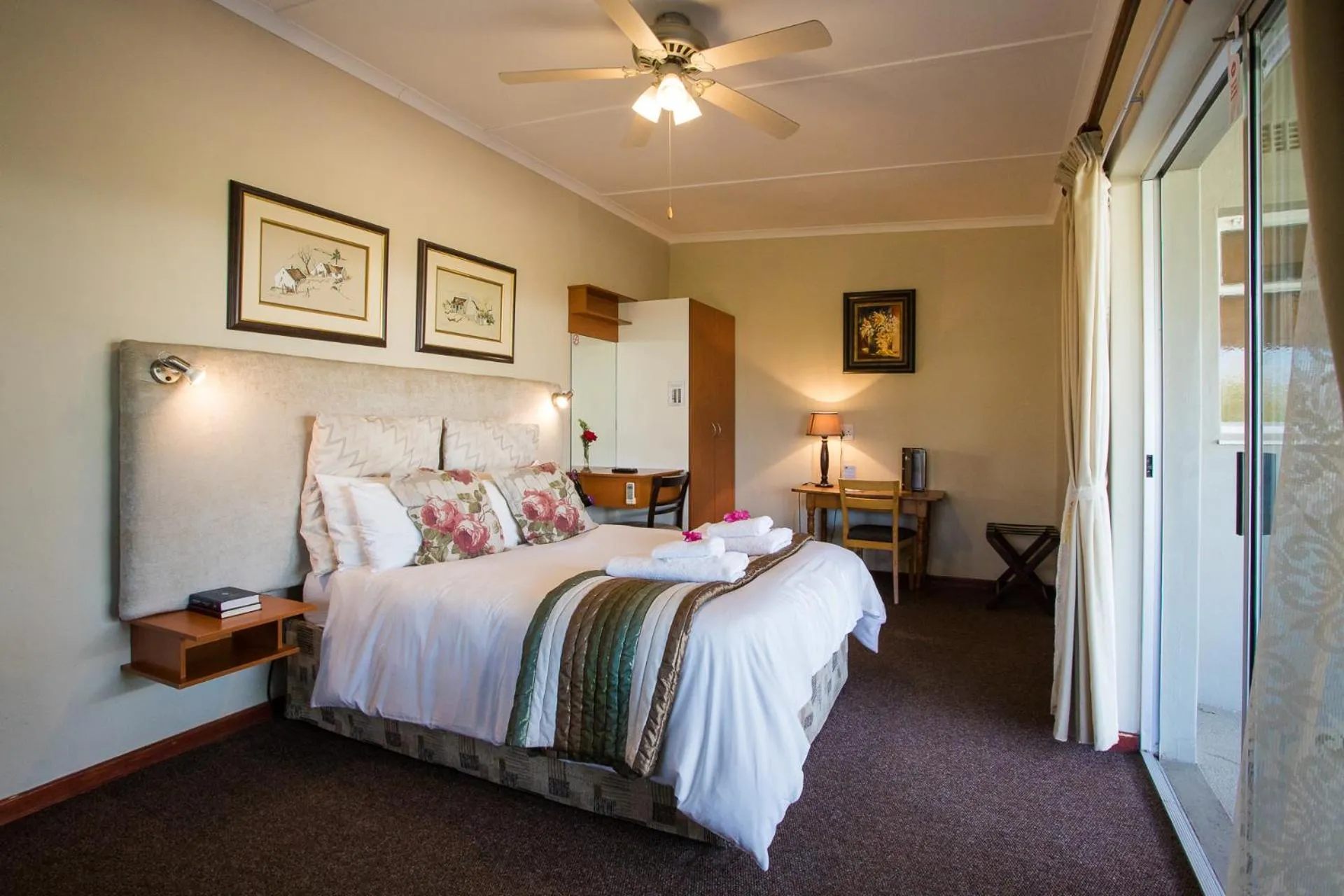 Photo of the whole room, Bed in Damas Guest Farm