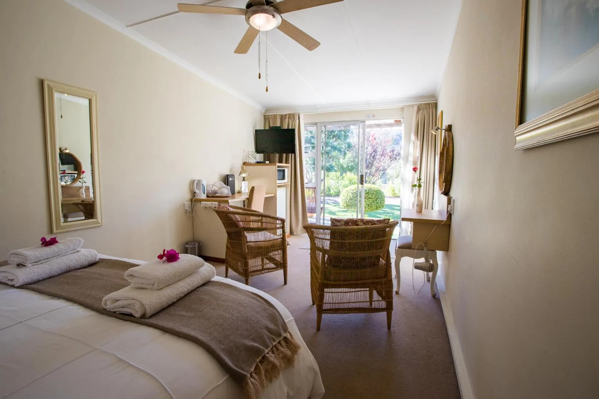 Photo of the whole room, Bed in Damas Guest Farm
