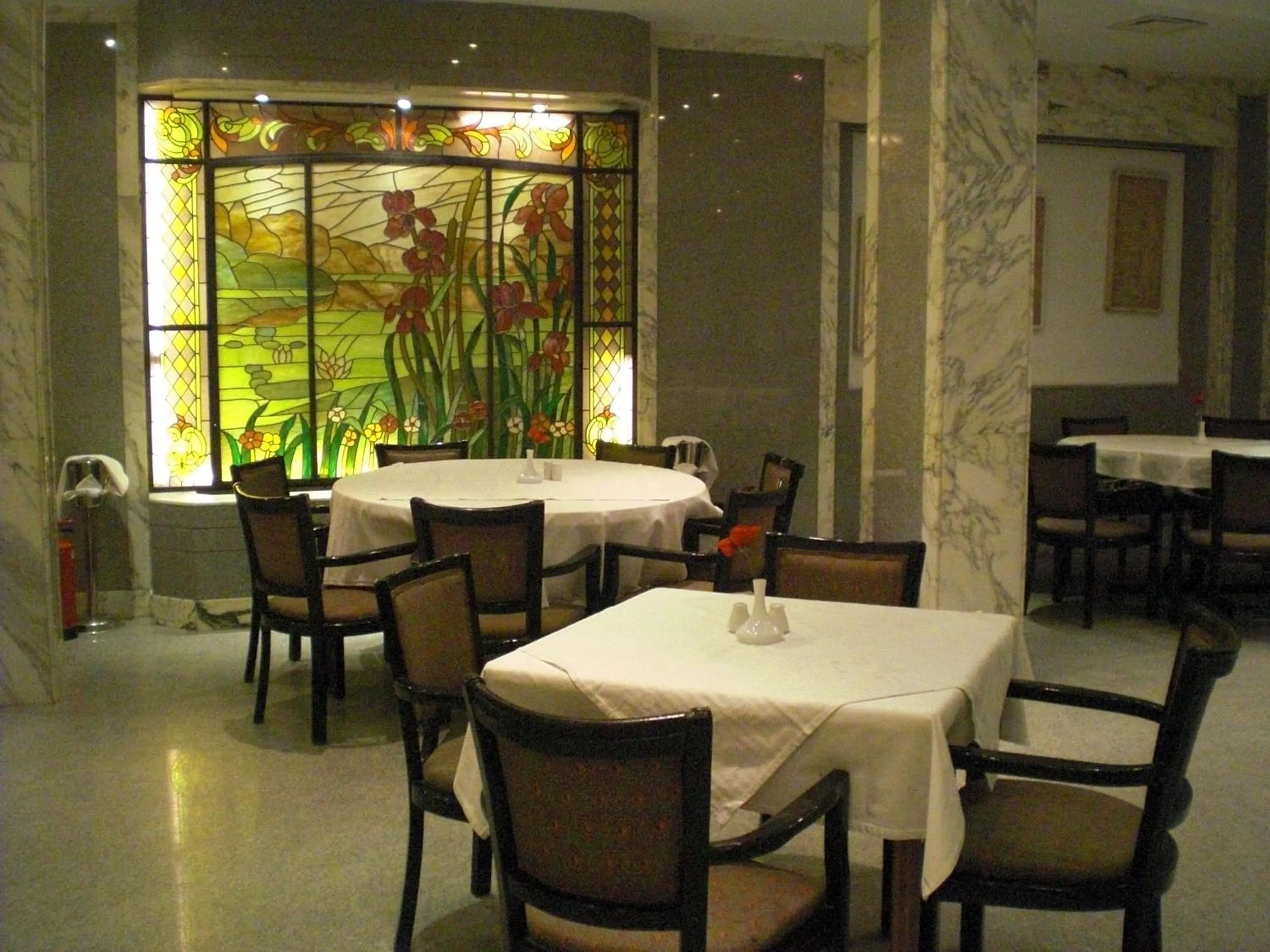 Restaurant/places to eat in Philippe Luxor Hotel