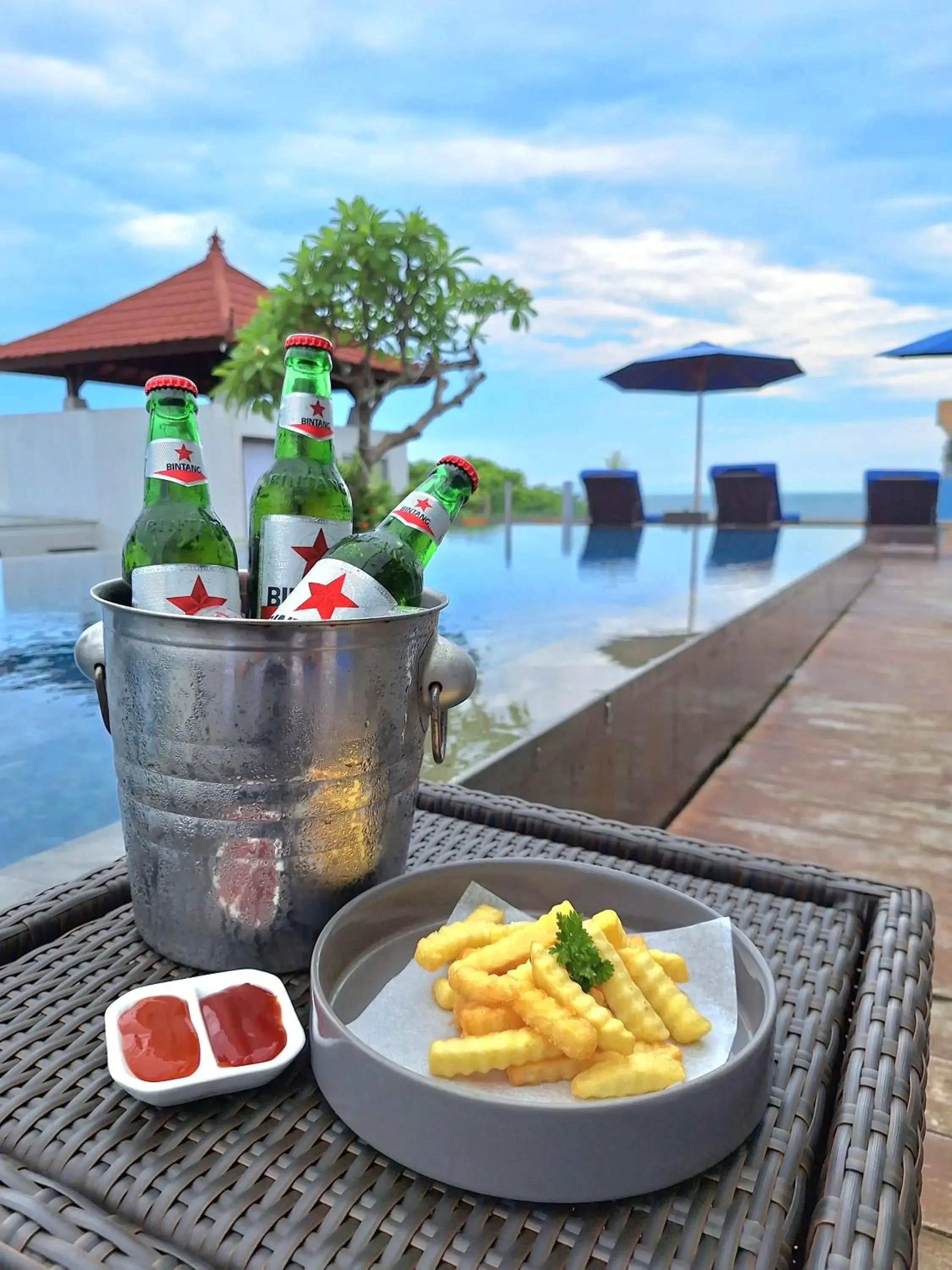 Food and drinks in Kuta Beach Hotel Food and drinks in Kuta Beach Hotel