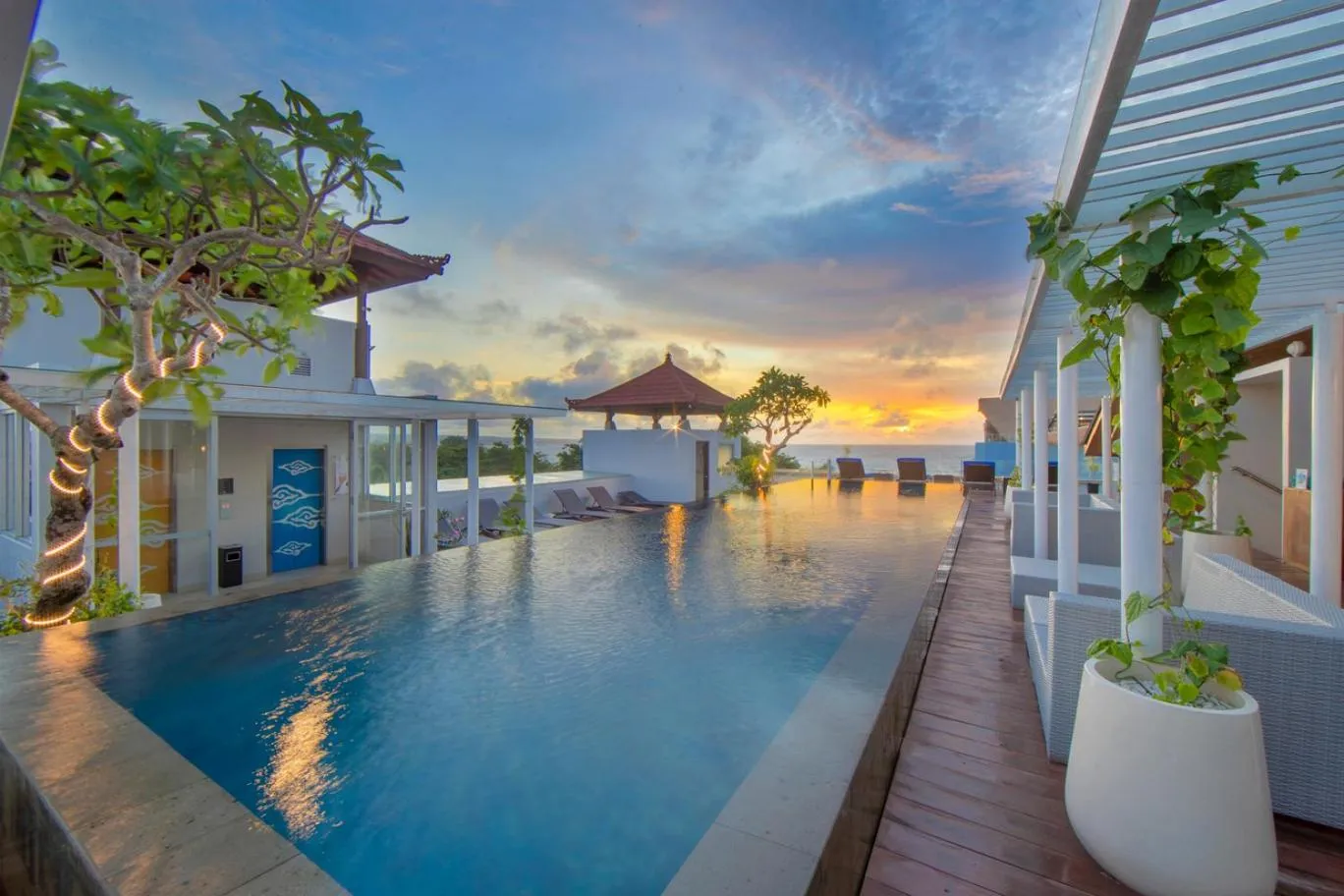 Swimming pool in Kuta Beach Hotel
