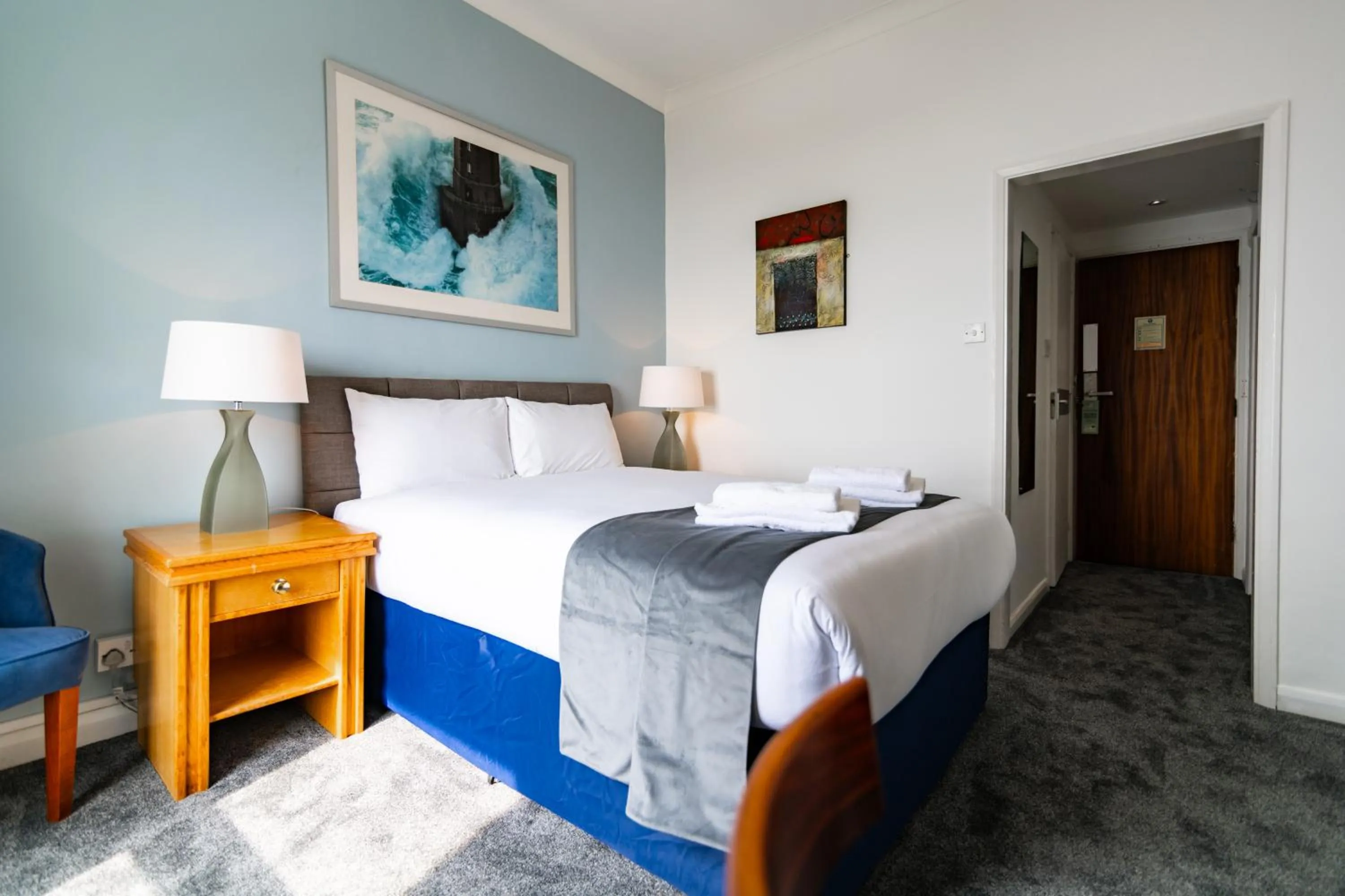 Photo of the whole room, Bed in The Southcliff Hotel