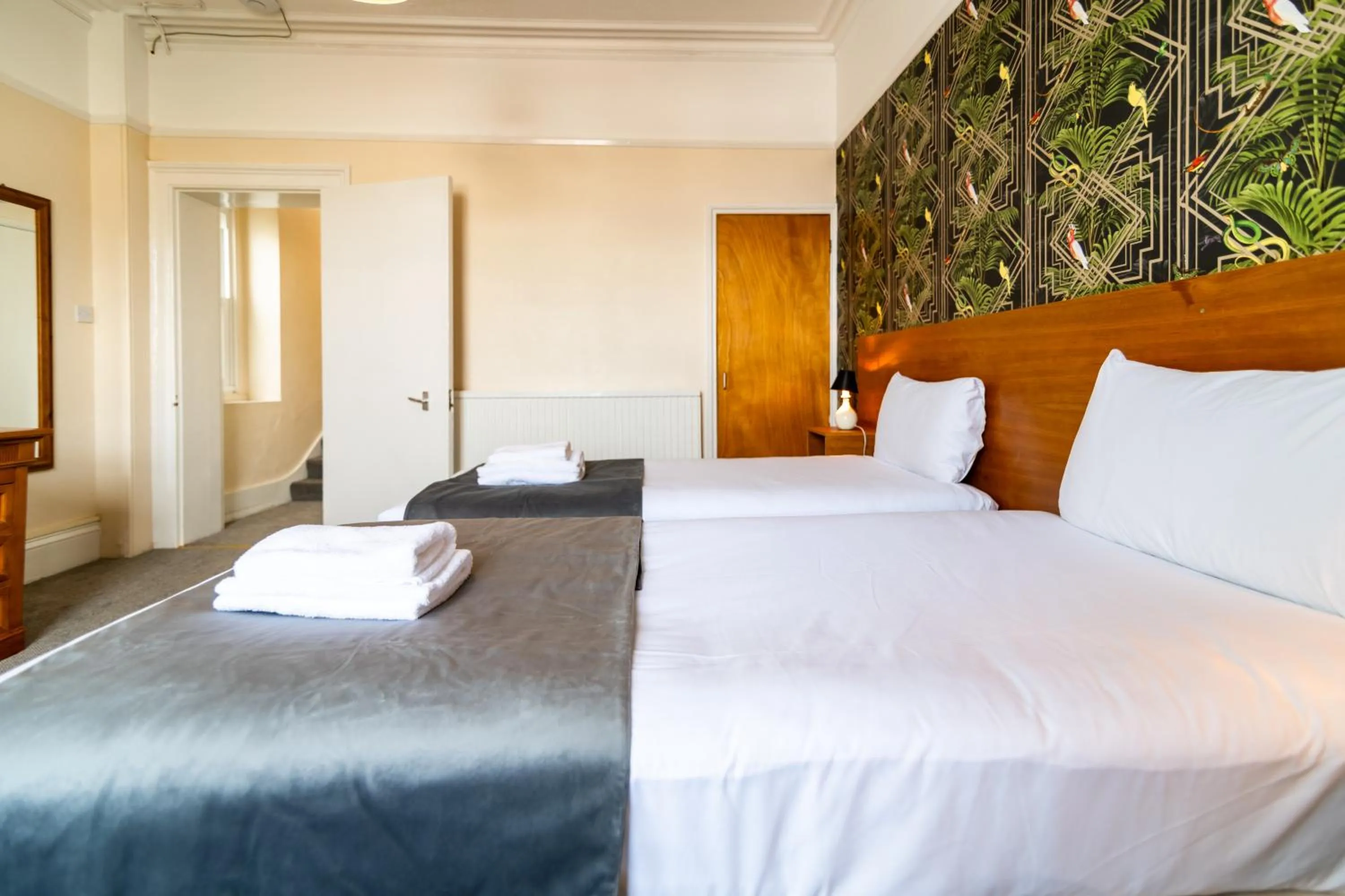 Photo of the whole room, Bed in The Southcliff Hotel