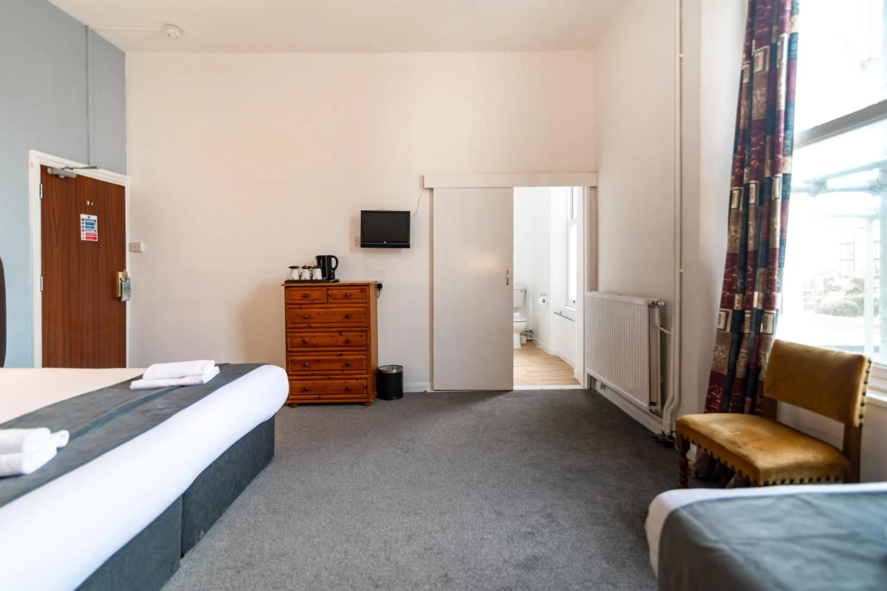 Photo of the whole room, Bed in The Southcliff Hotel