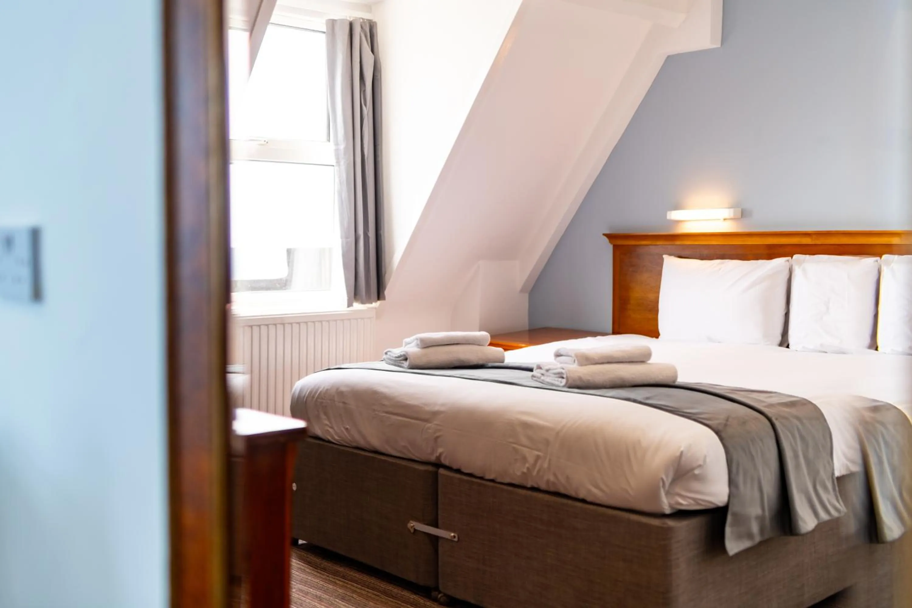 Bedroom, Bed in The Southcliff Hotel