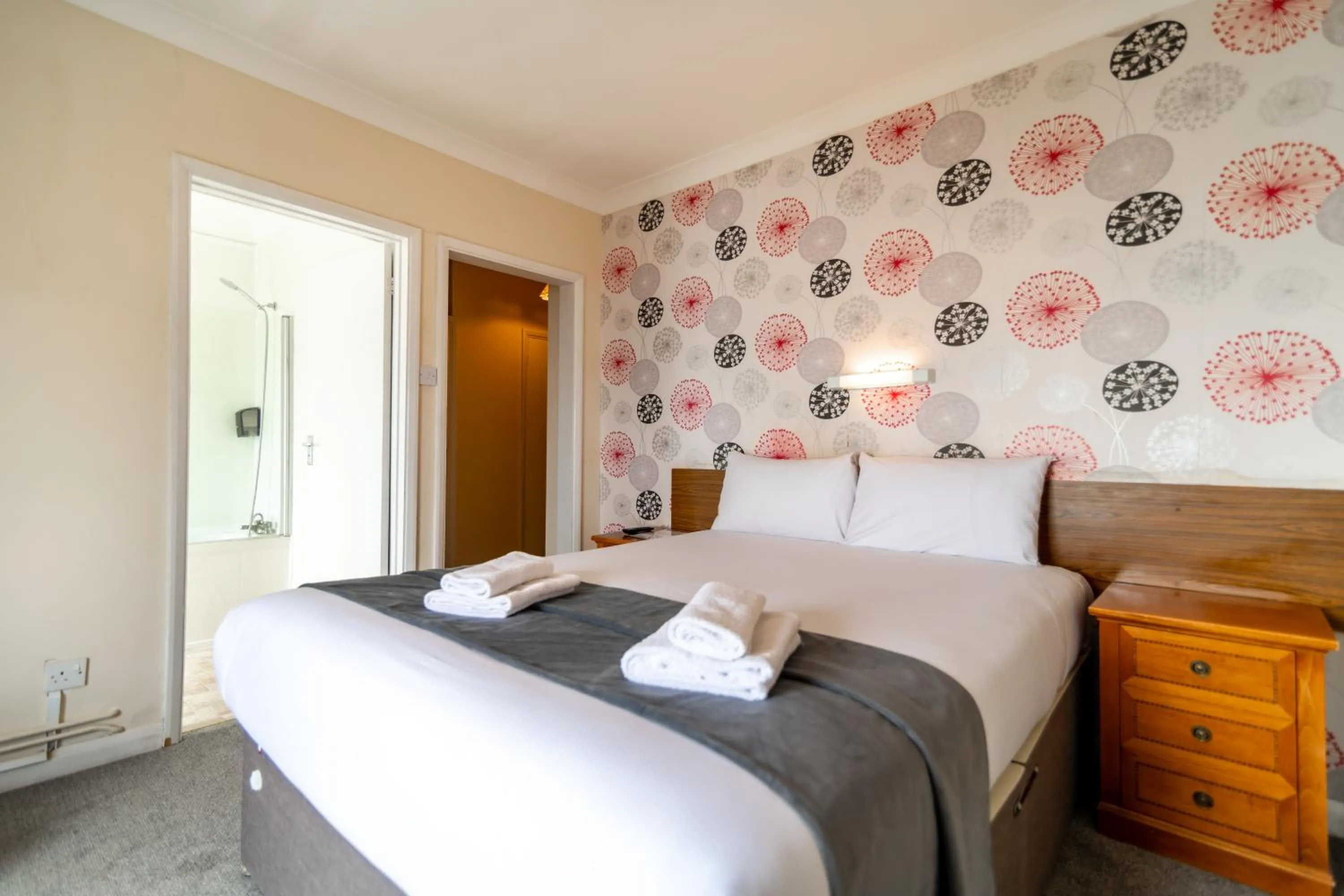 Bedroom, Bed in The Southcliff Hotel