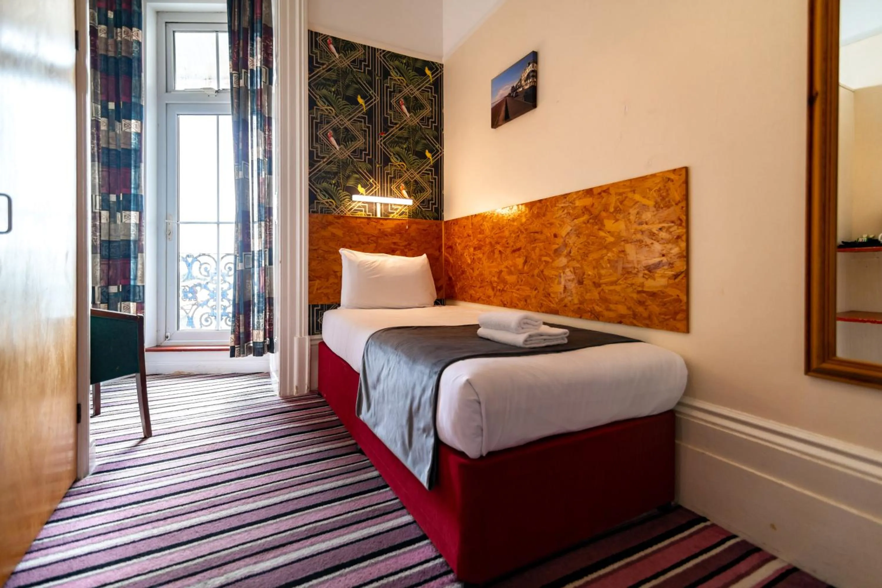 Bedroom, Bed in The Southcliff Hotel