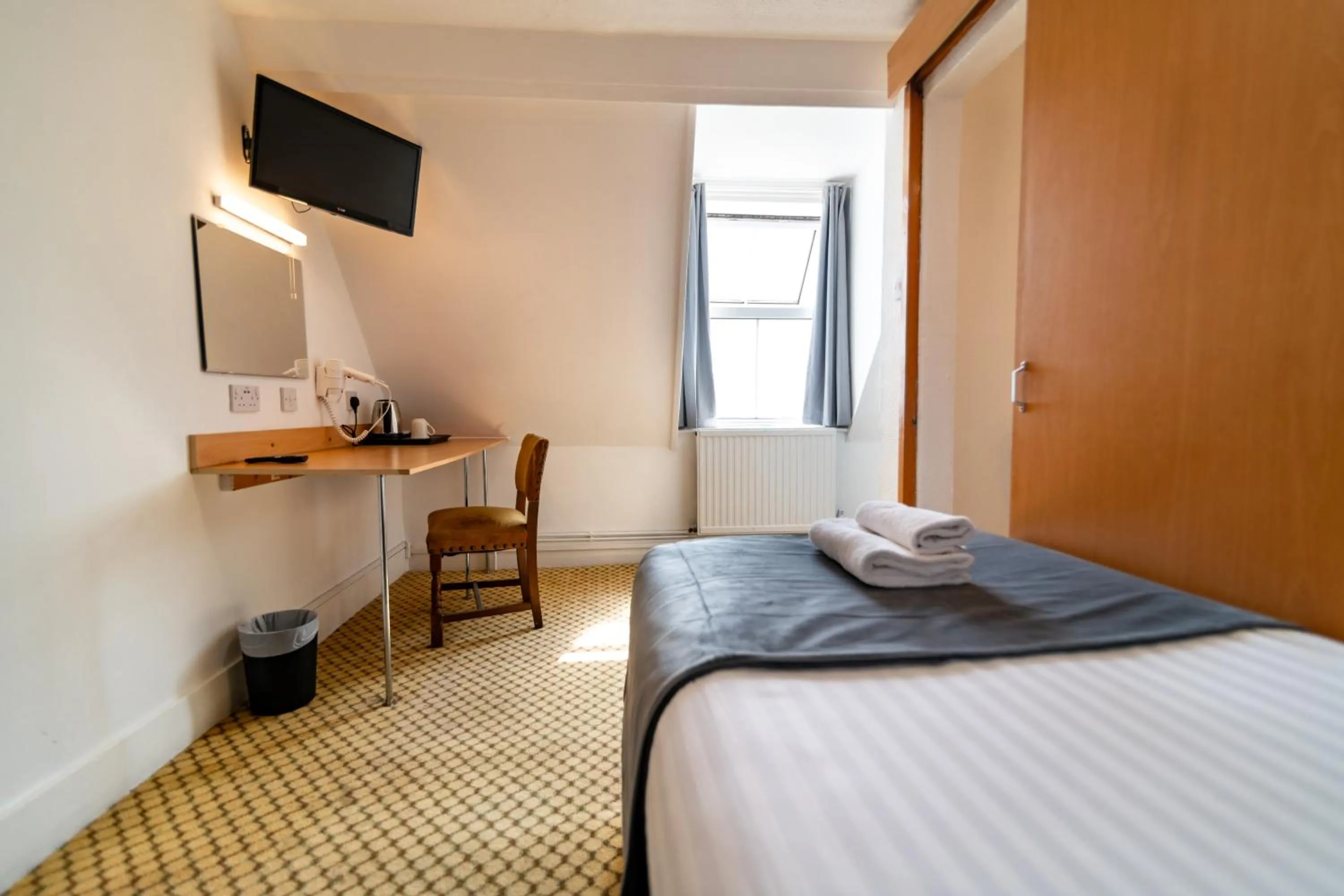 Bedroom, Bed in The Southcliff Hotel